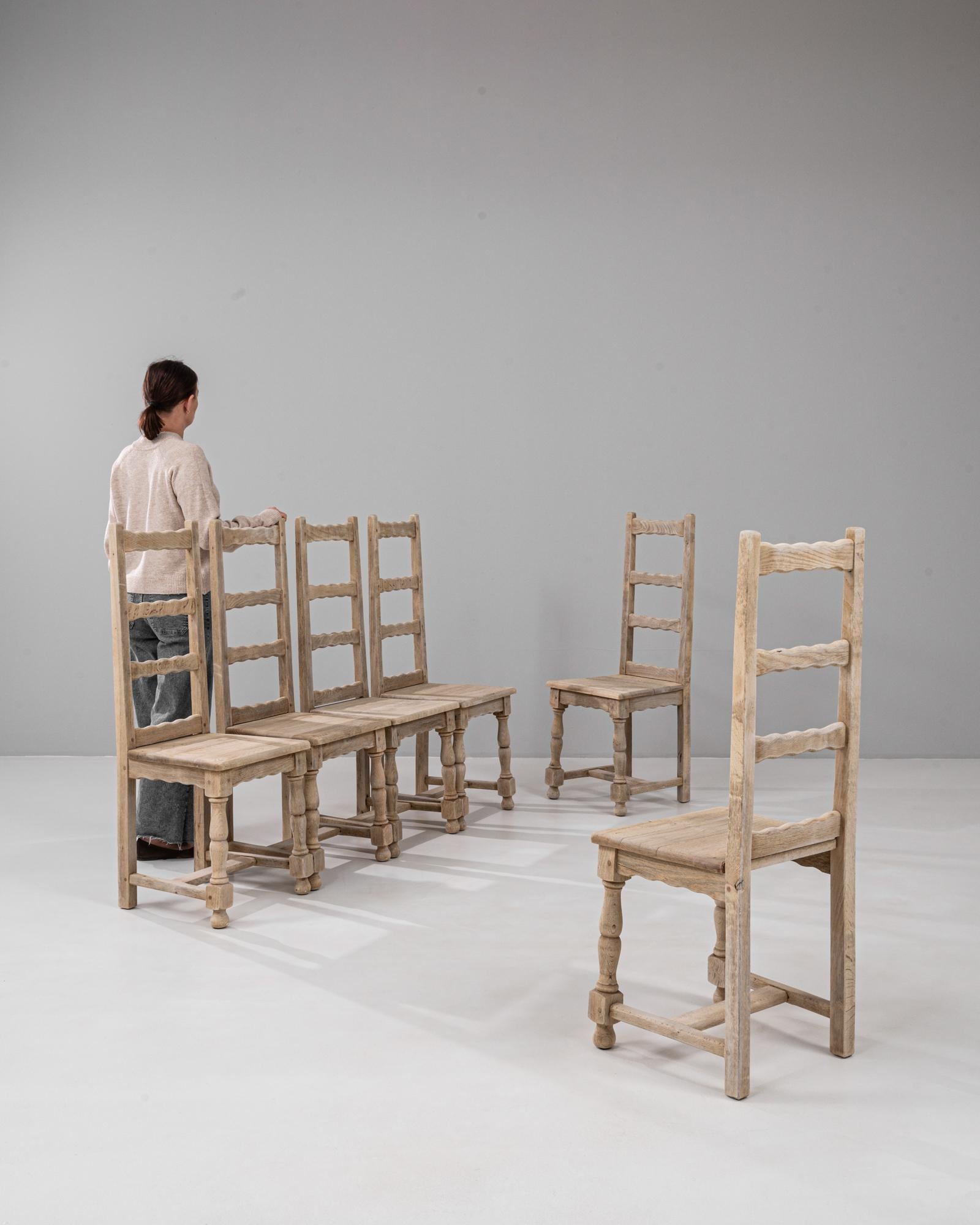 Français Ensemble de six chaises de salle à manger en chêne à dossier en échelle, du 20e siècle, de style français en vente