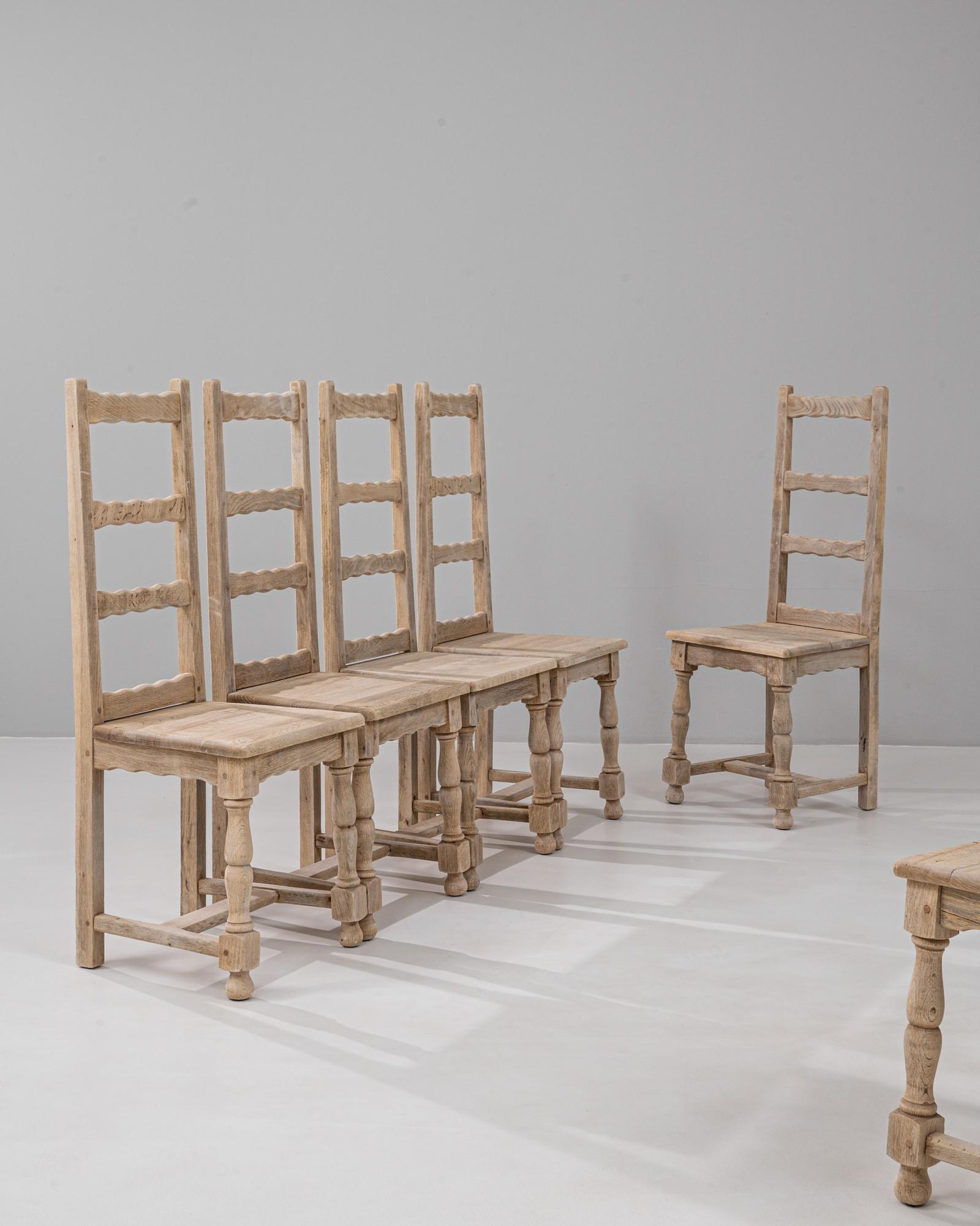 Ensemble de six chaises de salle à manger en chêne à dossier en échelle, du 20e siècle, de style français Bon état - En vente à High Point, NC