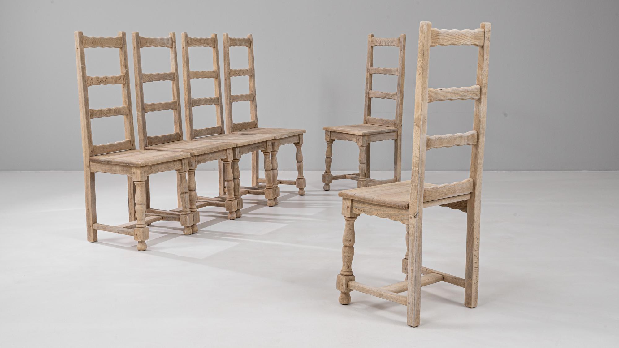 20ième siècle Ensemble de six chaises de salle à manger en chêne à dossier en échelle, du 20e siècle, de style français en vente