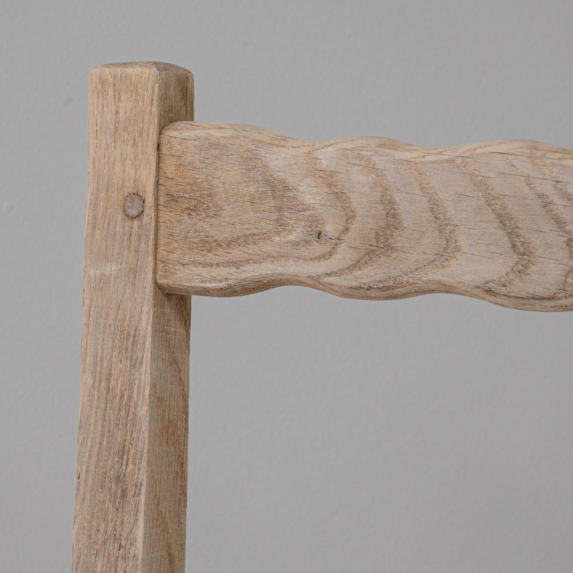 Chêne Ensemble de six chaises de salle à manger en chêne à dossier en échelle, du 20e siècle, de style français en vente