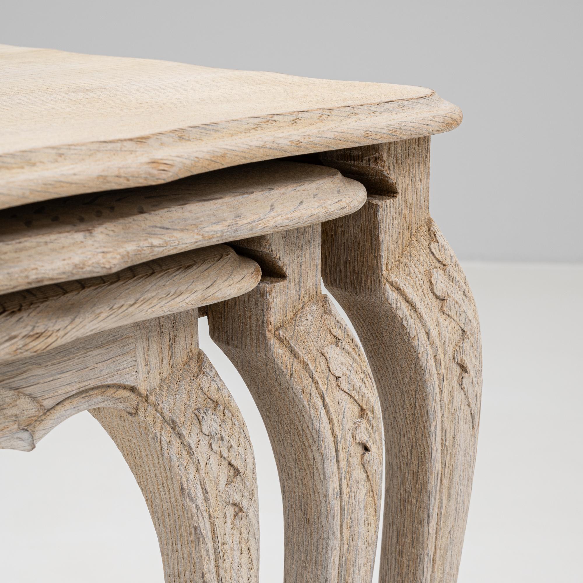 20th Century French Set Of Three Oak Nesting Tables en vente 4