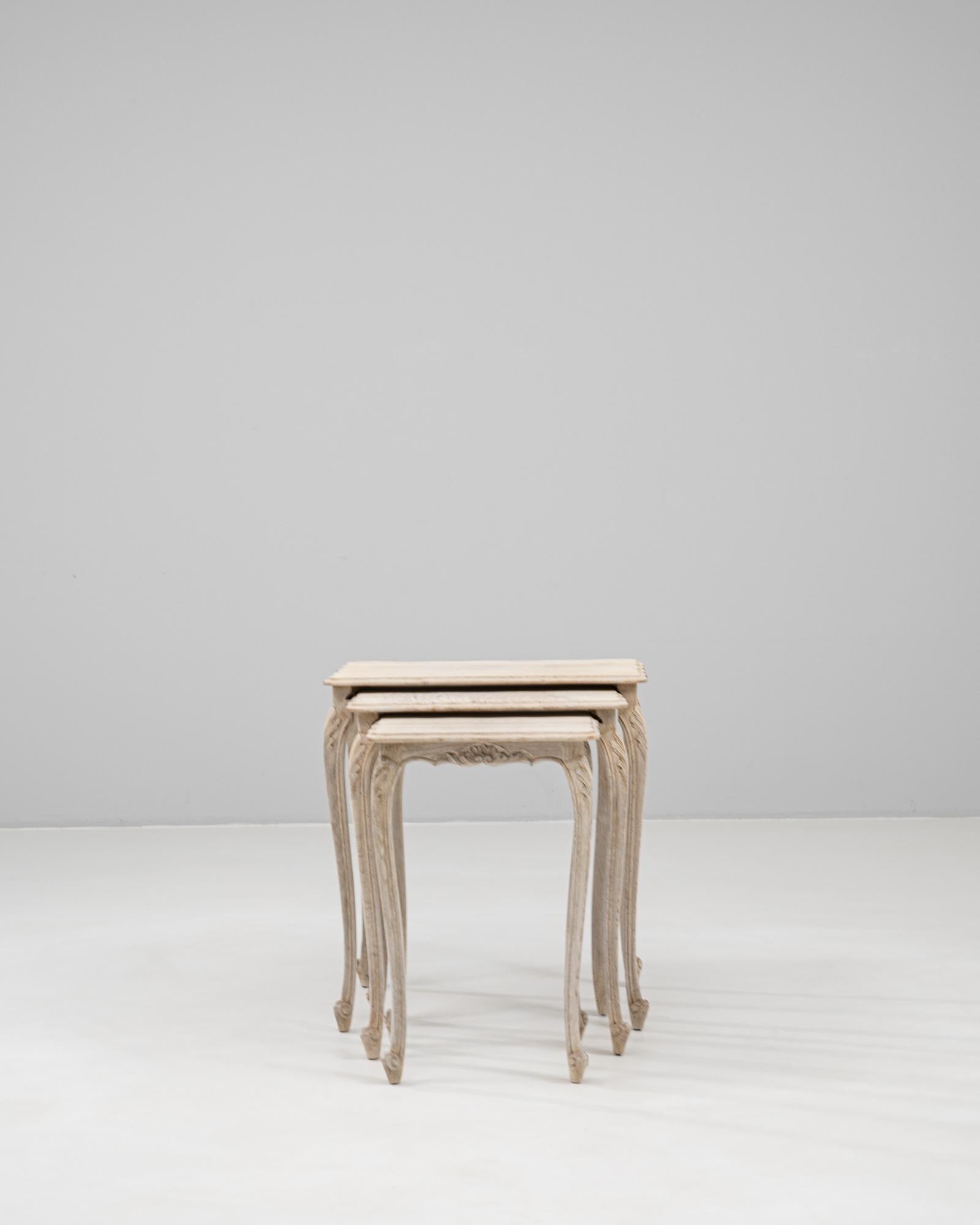 Français 20th Century French Set Of Three Oak Nesting Tables en vente