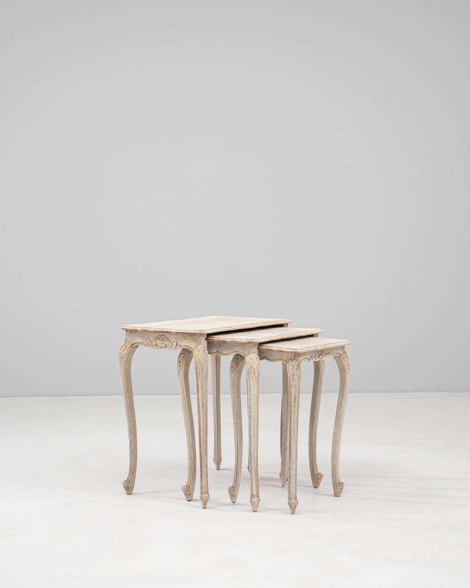20ième siècle 20th Century French Set Of Three Oak Nesting Tables en vente