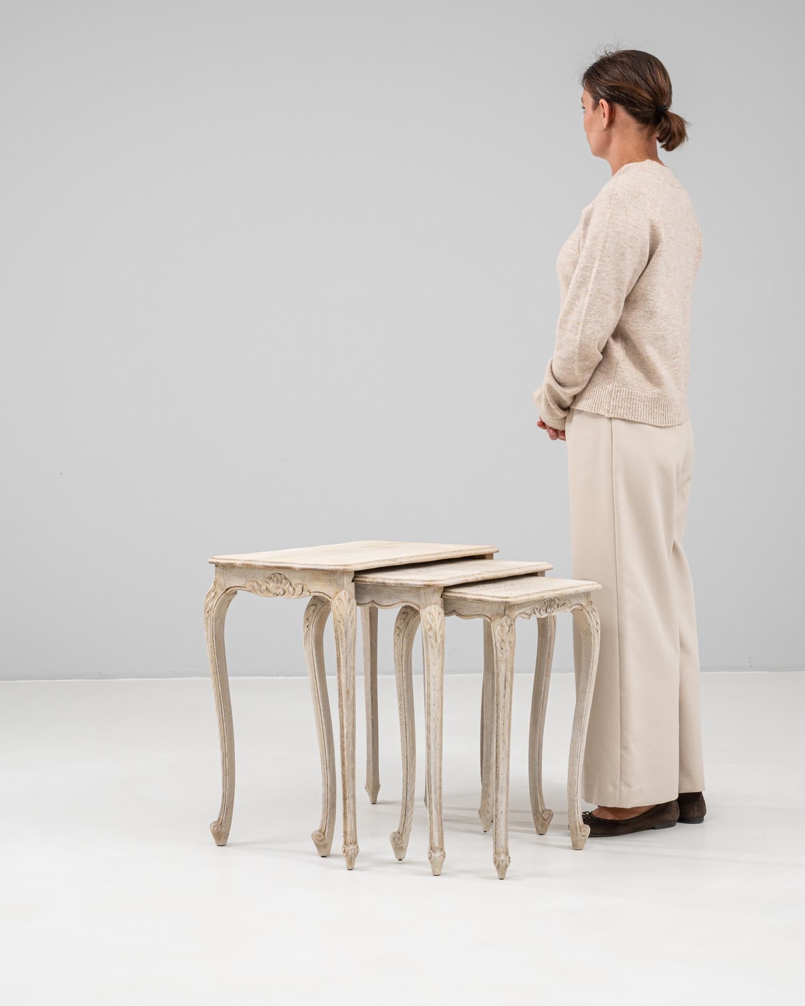 Chêne 20th Century French Set Of Three Oak Nesting Tables en vente