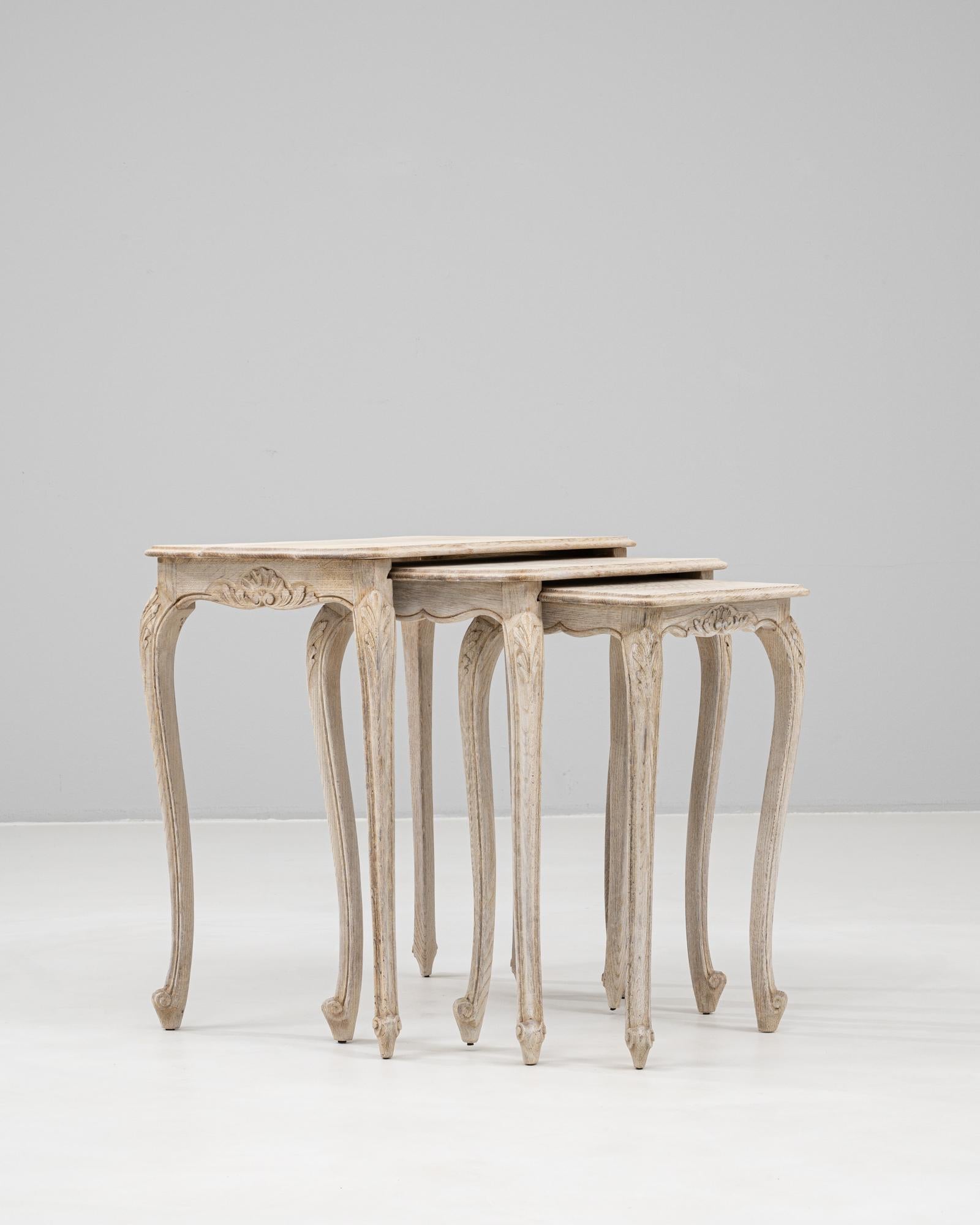 20th Century French Set Of Three Oak Nesting Tables en vente 1