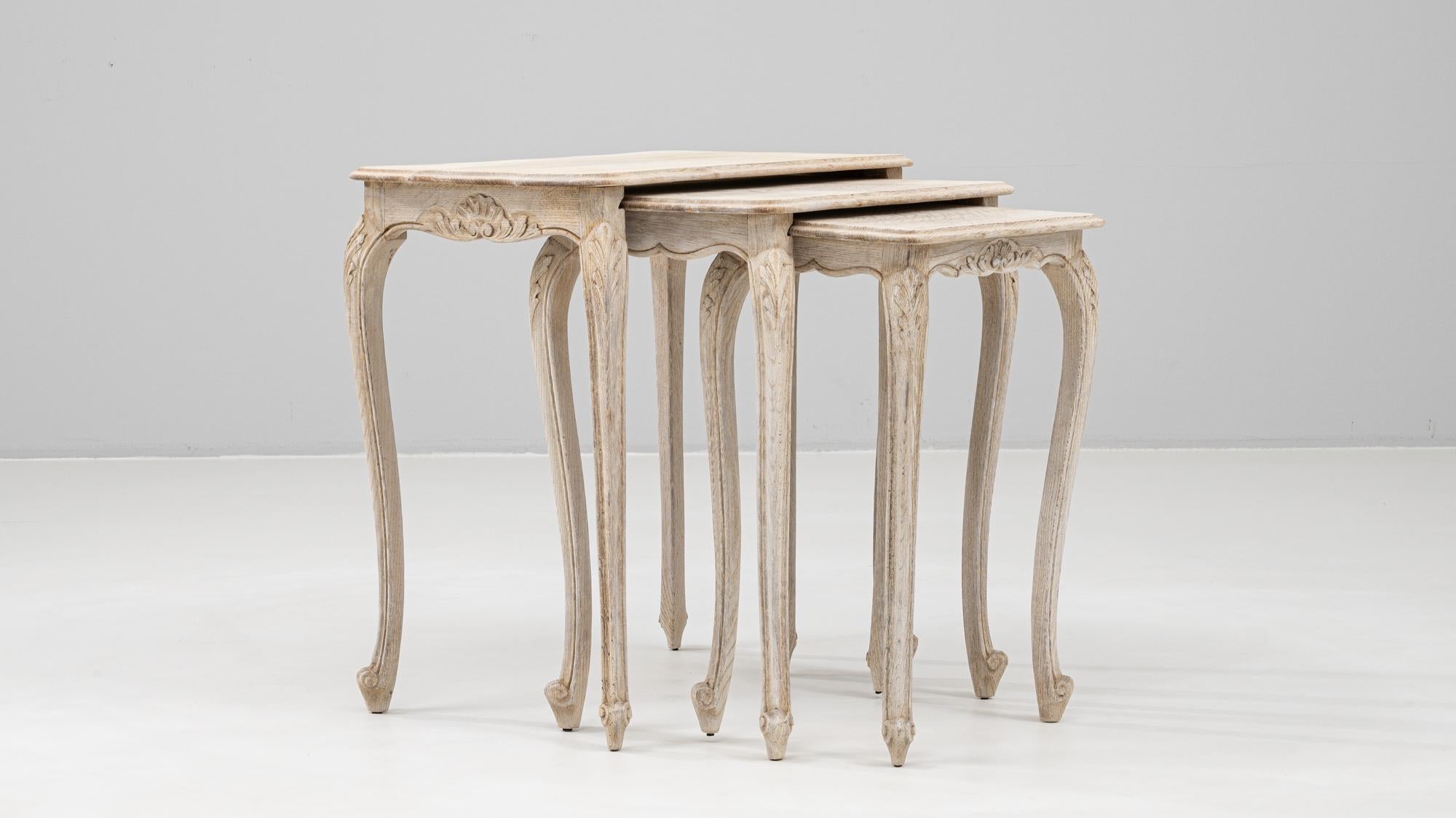 20th Century French Set Of Three Oak Nesting Tables en vente 2