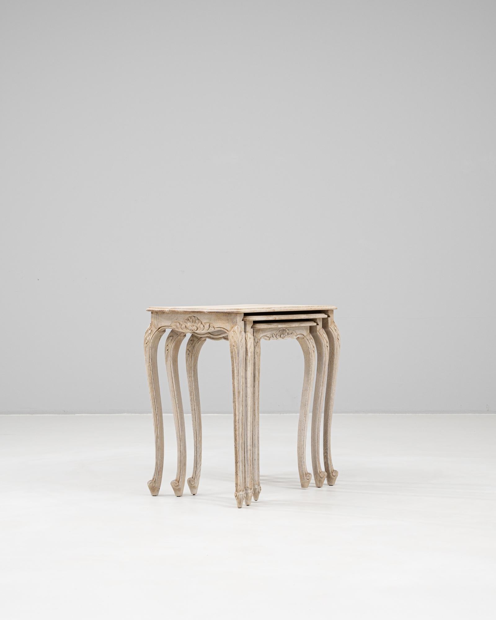 20th Century French Set Of Three Oak Nesting Tables en vente 3