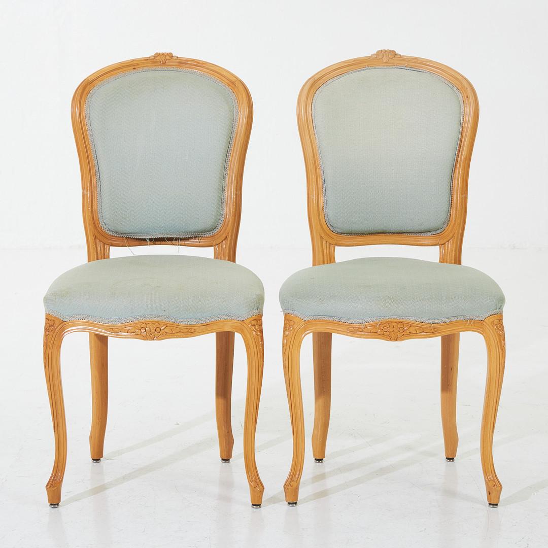 Art Déco Set di dodici sedie da pranzo in stile Luigi XV in noce lucidato del XX secolo. in vendita