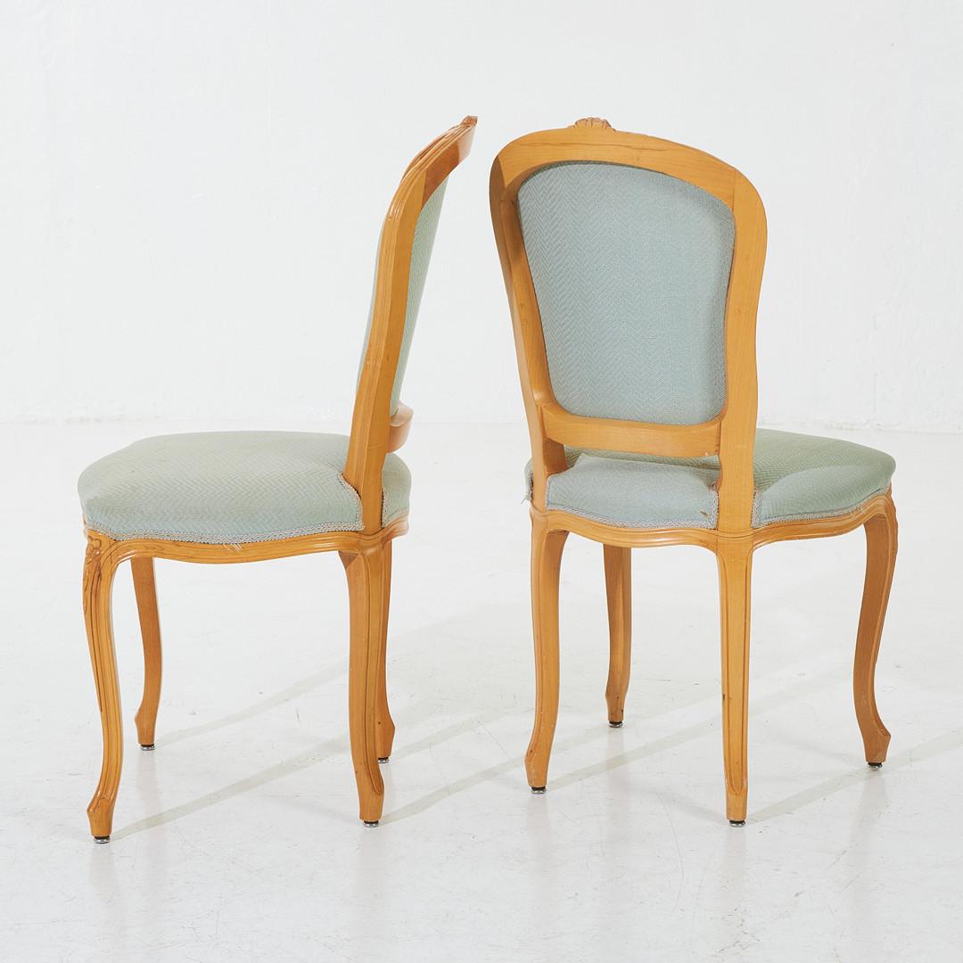 Francese Set di dodici sedie da pranzo in stile Luigi XV in noce lucidato del XX secolo. in vendita