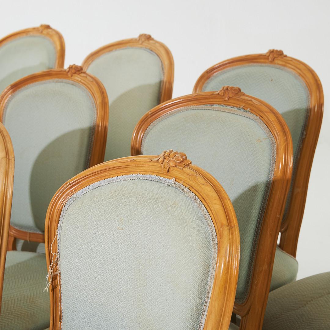 Lucidato Set di dodici sedie da pranzo in stile Luigi XV in noce lucidato del XX secolo. in vendita