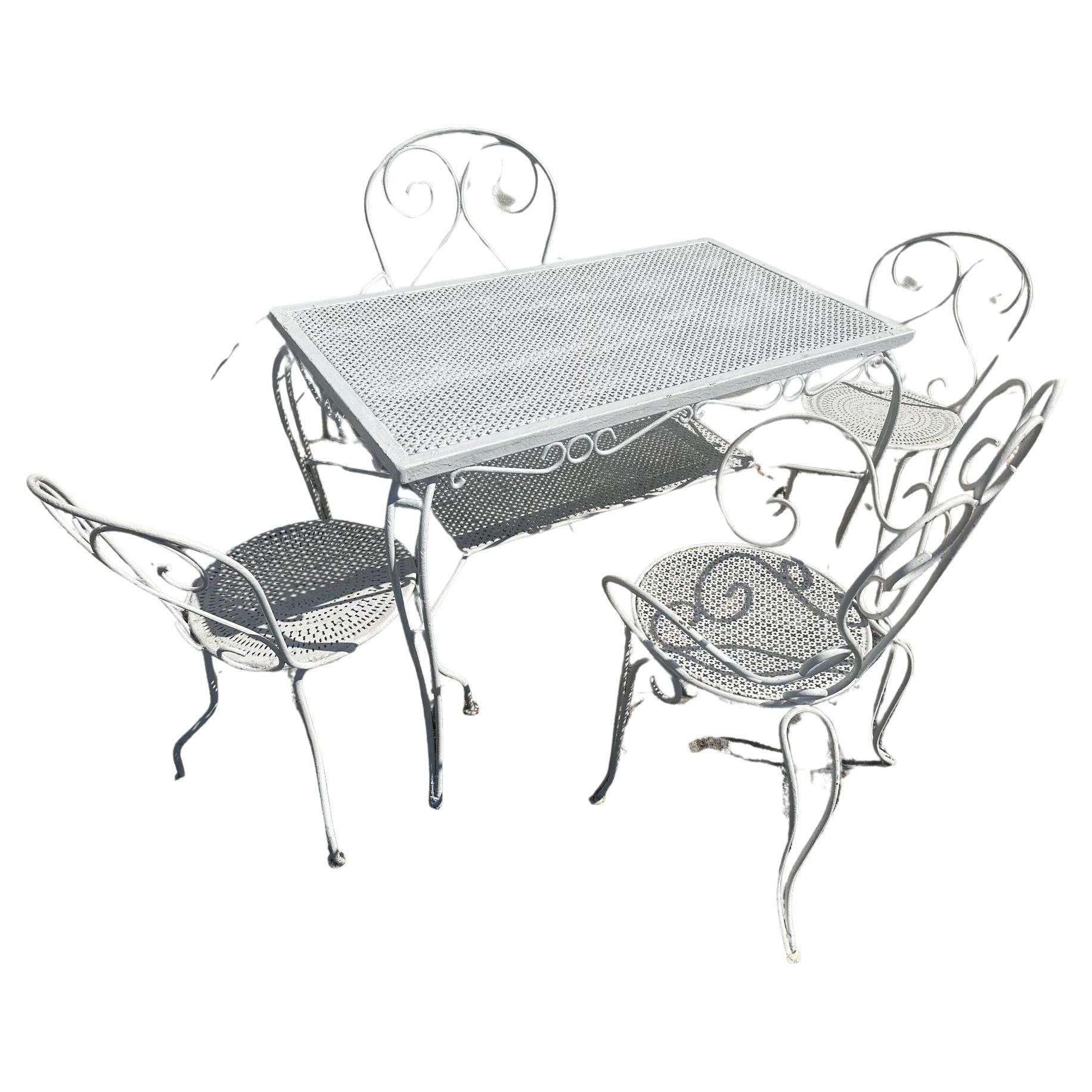 Französischer schmiedeeiserner Tisch und vier Stühle aus dem 20. Jahrhundert im Angebot
