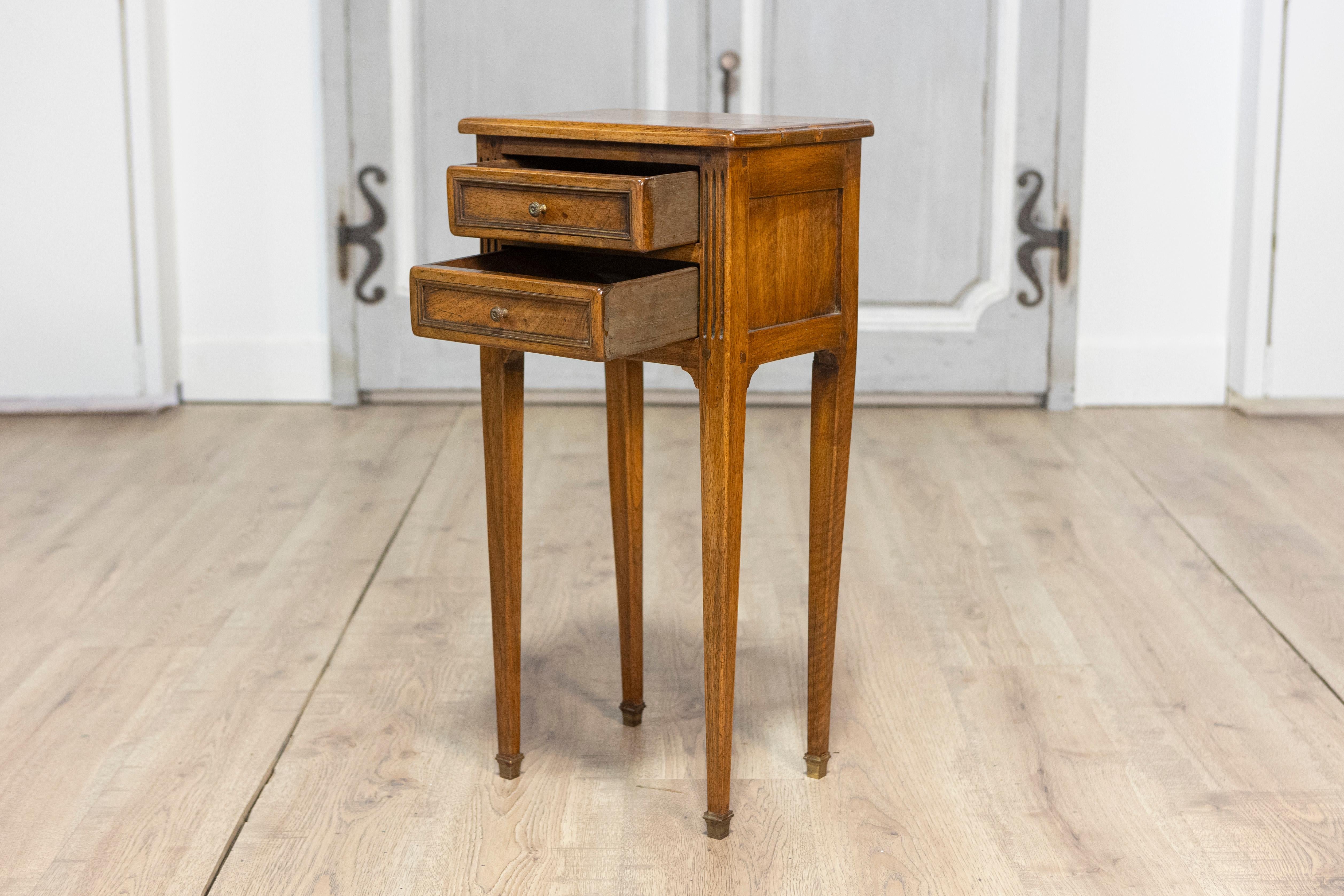 Sculpté à la main Table d'appoint française du 20e siècle en vente