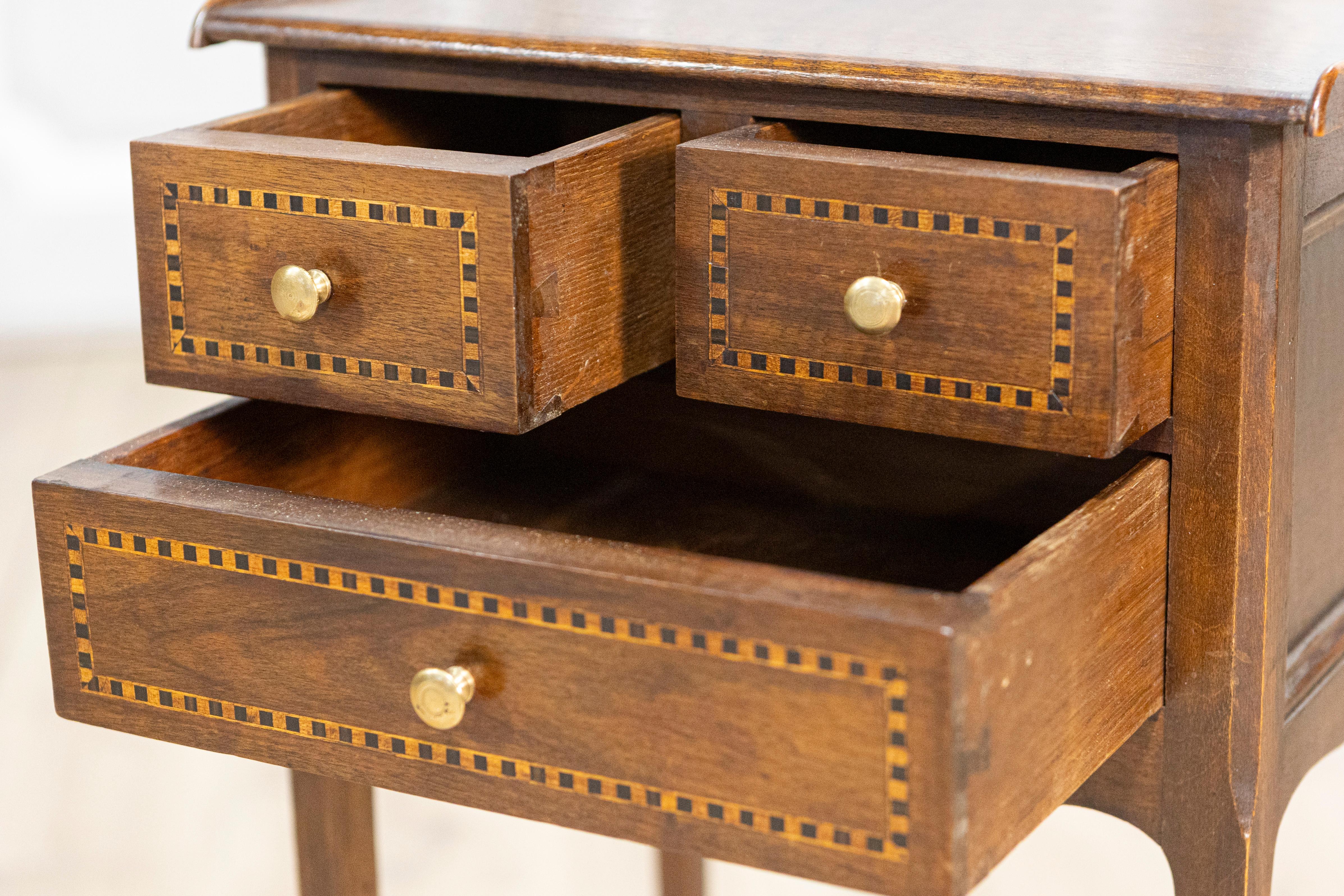Table d'appoint française du 20e siècle Bon état - En vente à Atlanta, GA