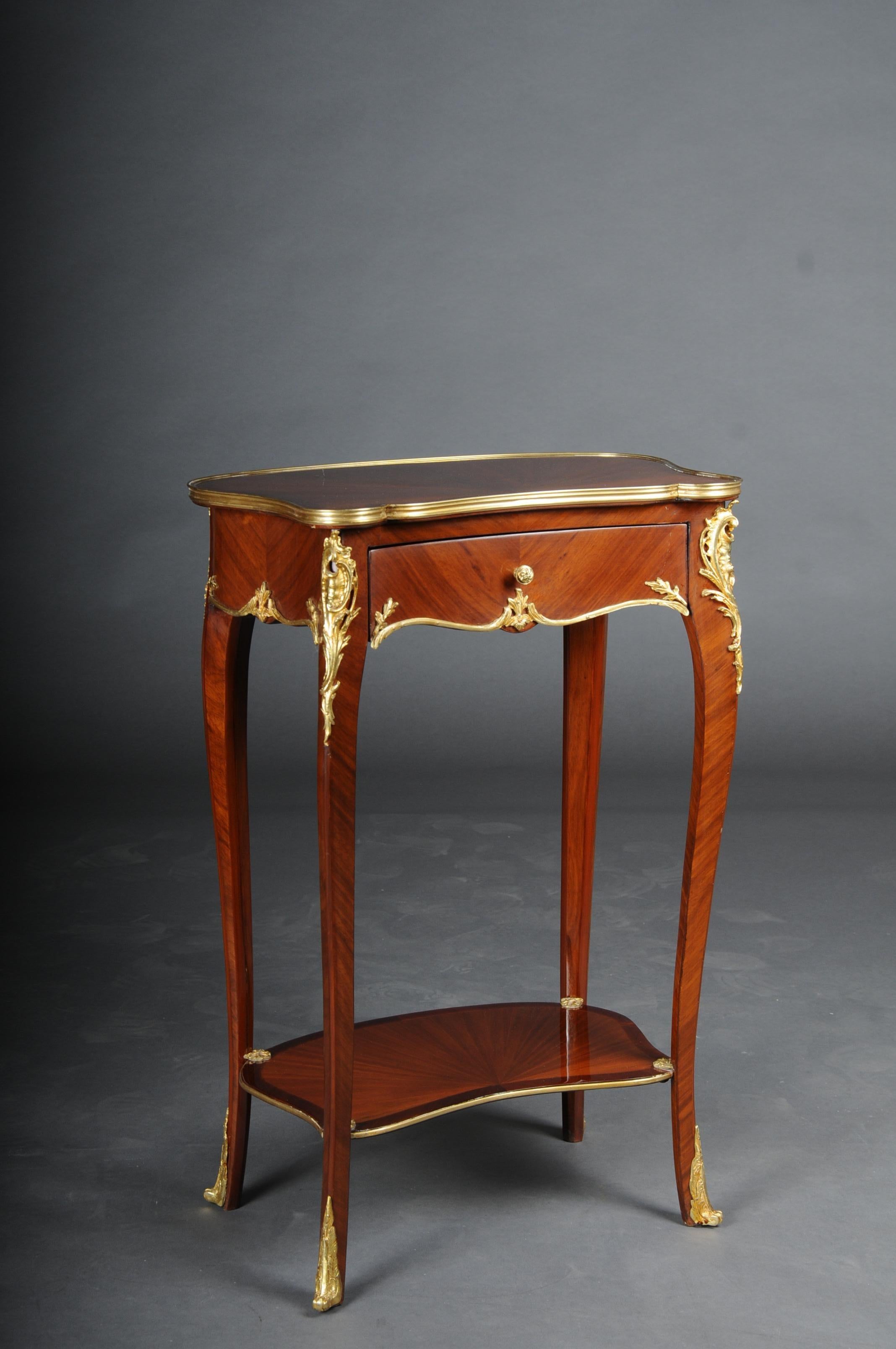 French side table/side table/hallway table, Louis XV

Side table made of solid beech, veneered with real wood, with a wonderful veneer pattern.

Robust two-stage structure in the appropriately curved body. Lavishly framed with gilded brass