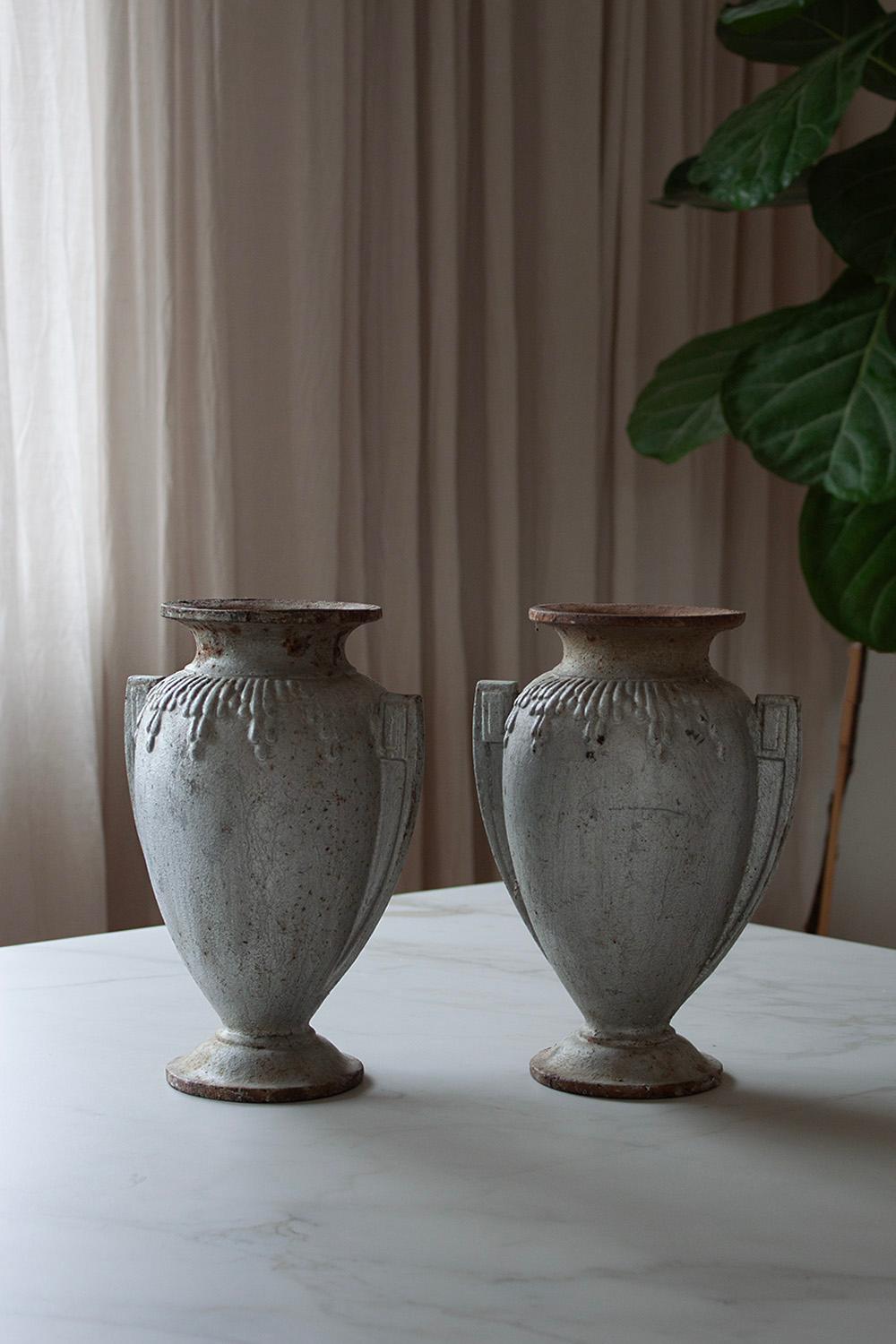 Ce vase Art déco français est un excellent exemple de la façon dont les formes géométriques et organiques peuvent harmonieusement s'associer. 
Ce vase particulier se distingue par sa silhouette élégante et son motif géométrique qui évoque le style