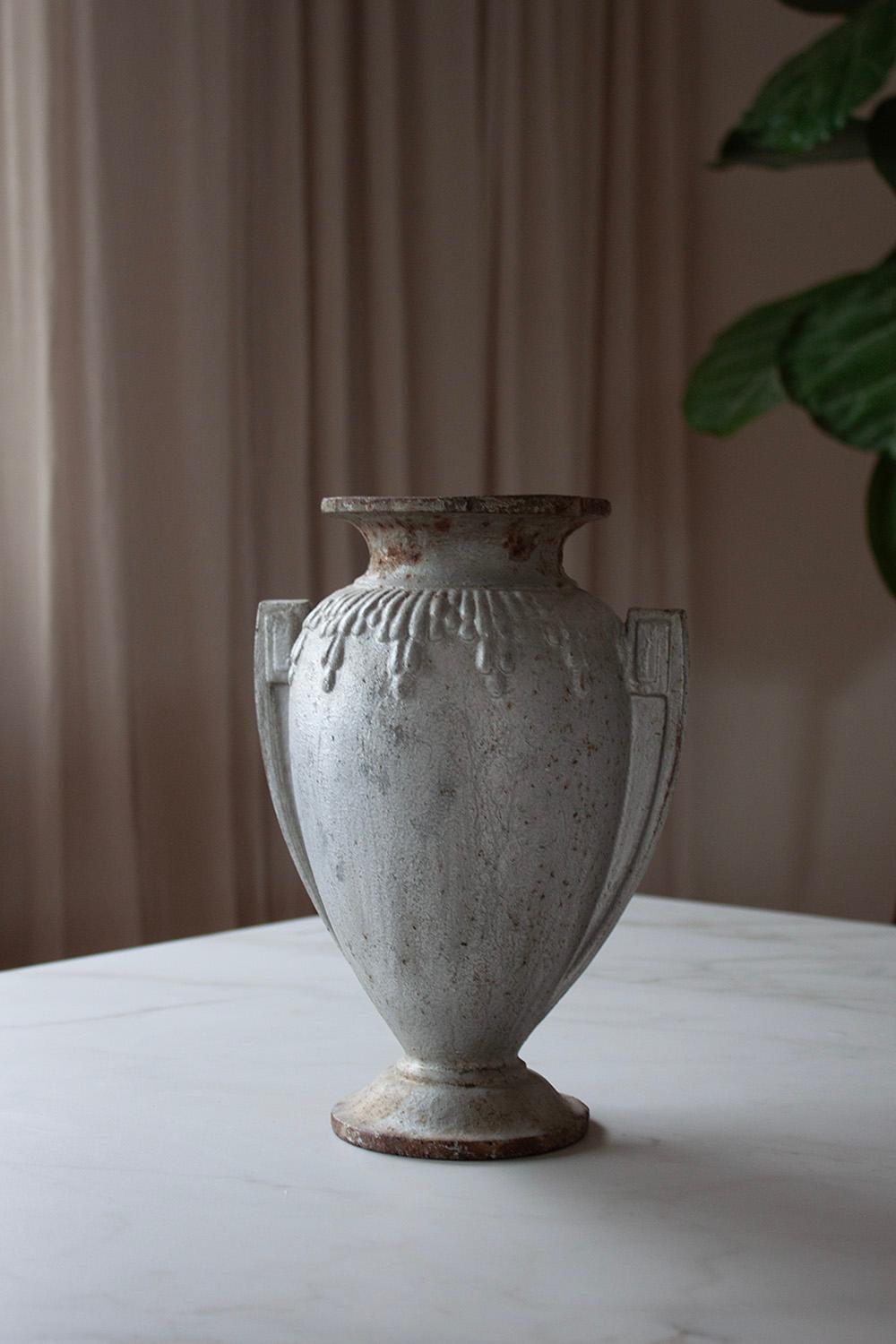Französische Silbervase aus Gusseisen im Art déco-Stil des 20. Jahrhunderts (1 aus 2) (Emailliert)