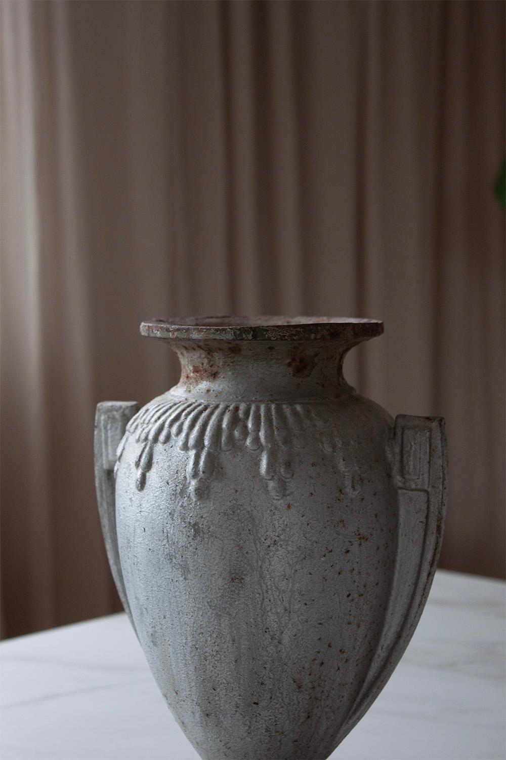 Émaillé Vase français du 20ème siècle en fonte de style Art déco (1 sur 2)