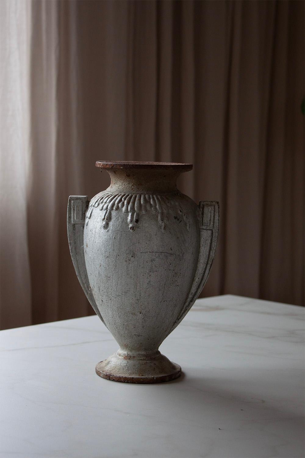 Diese französische Art-Déco-Vase ist ein großartiges Beispiel dafür, wie geometrische und organische Formen harmonisch zusammenwirken können. 
Diese besondere Vase besticht durch ihre schlanke Silhouette und ihr geometrisches Muster, das an den