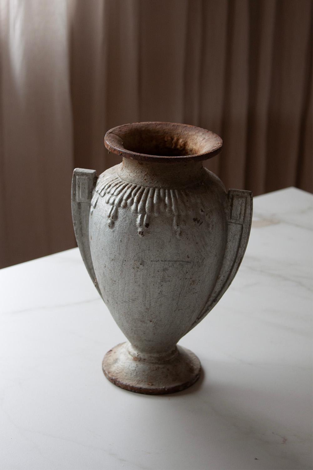 Français Vase français du 20ème siècle en fonte de style Art déco (2 sur 2) en vente