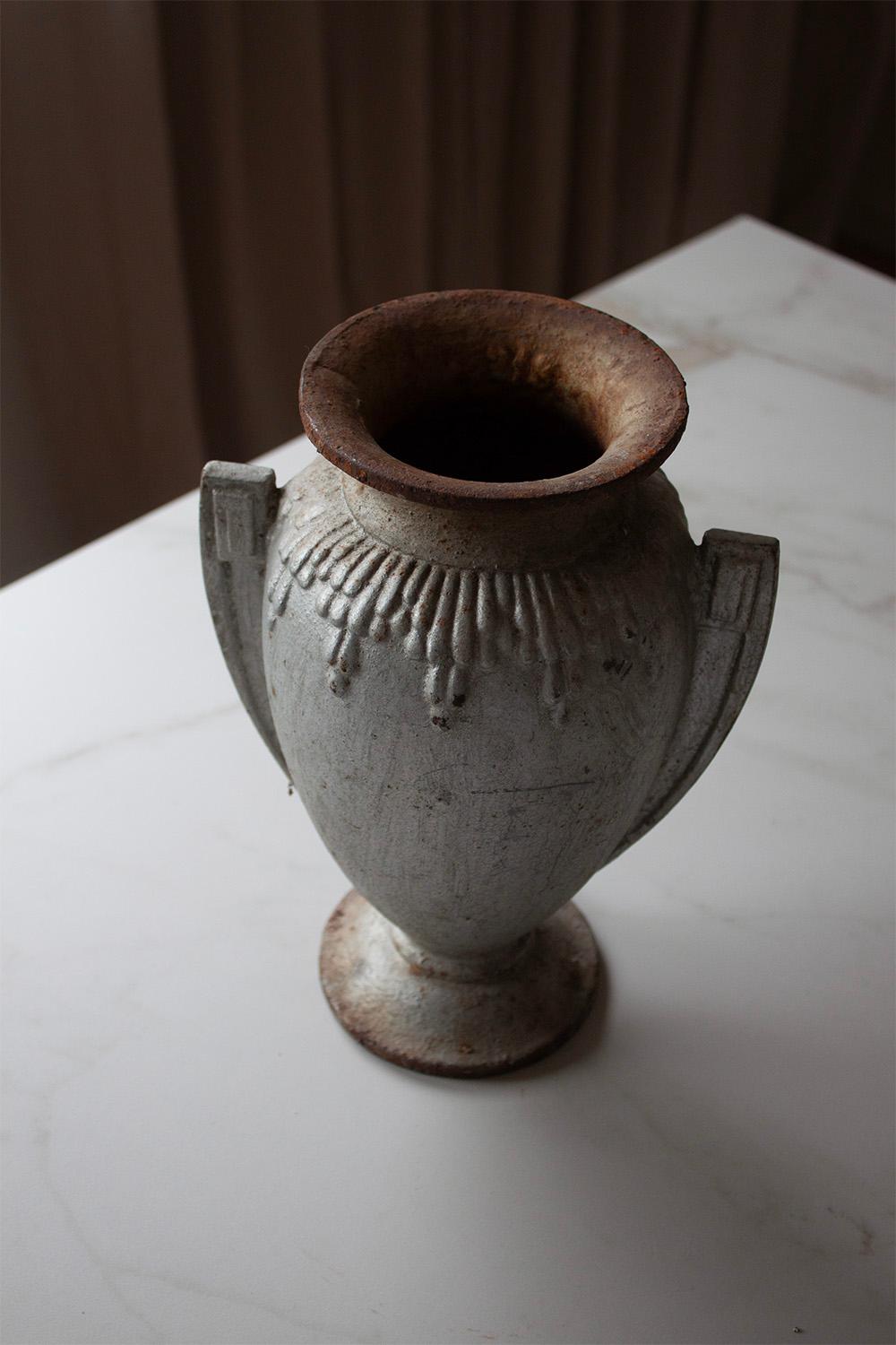 Moulage Vase français du 20ème siècle en fonte de style Art déco (2 sur 2) en vente