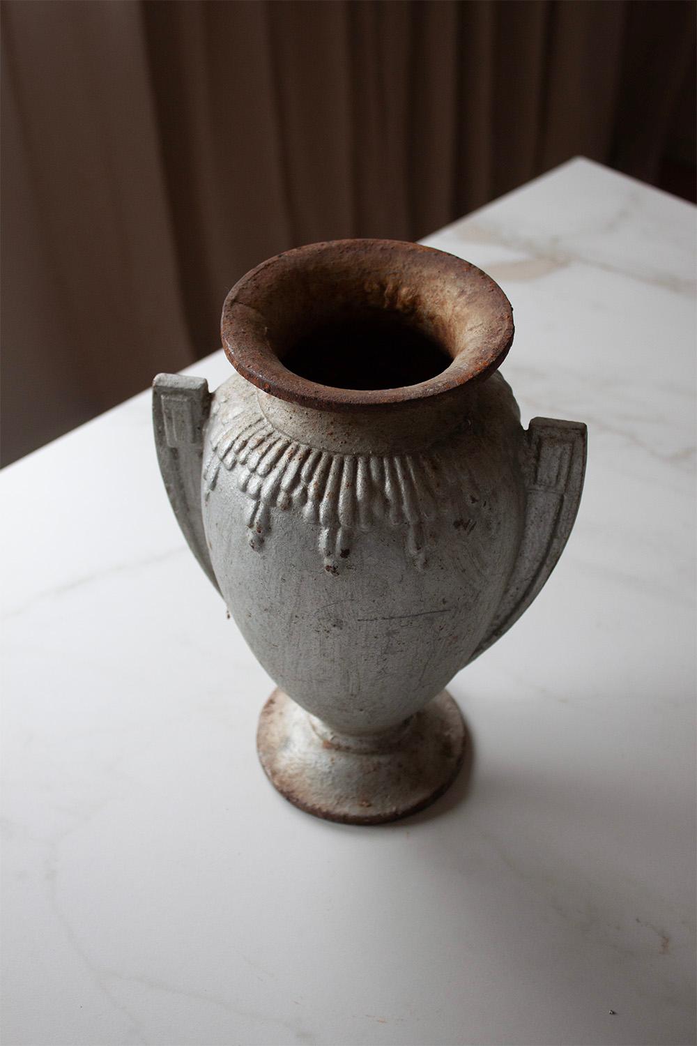 20ième siècle Vase français du 20ème siècle en fonte de style Art déco (2 sur 2) en vente
