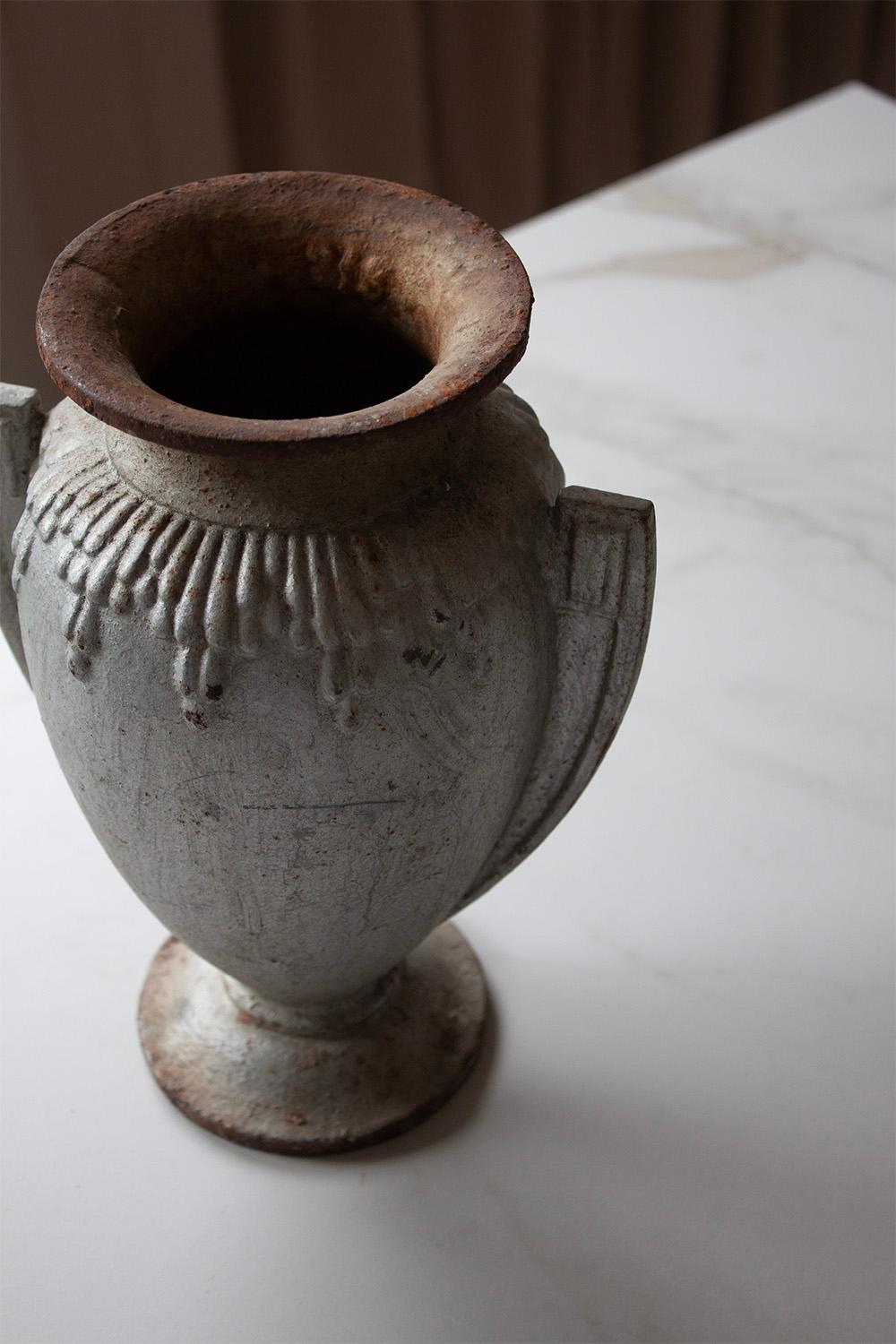 Fer Vase français du 20ème siècle en fonte de style Art déco (2 sur 2) en vente