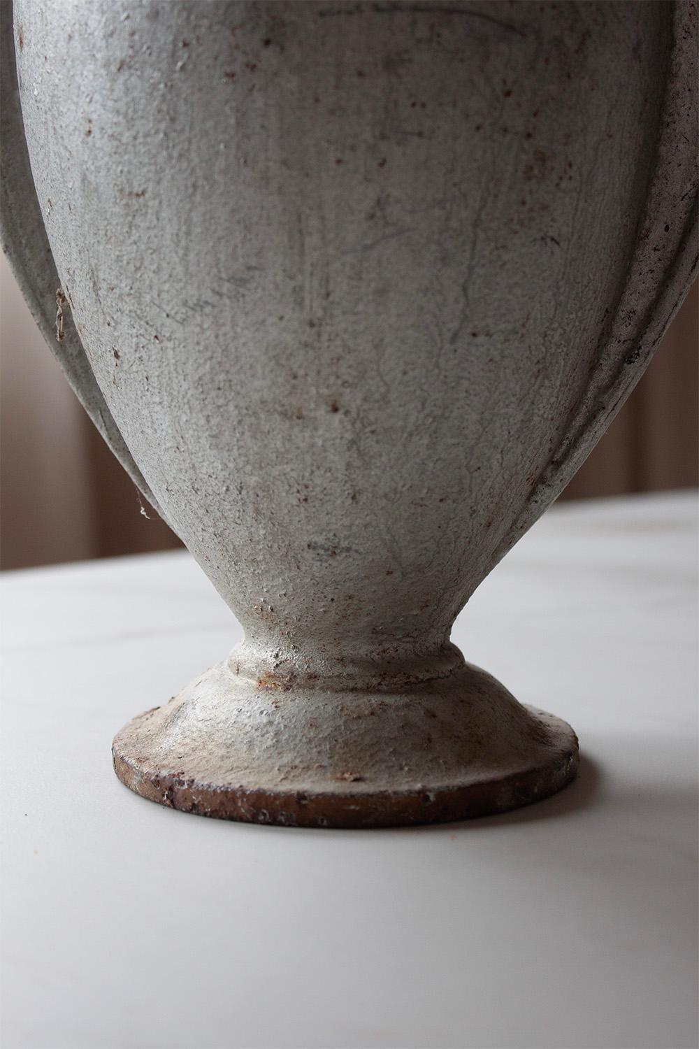 Vase français du 20ème siècle en fonte de style Art déco (2 sur 2) en vente 2