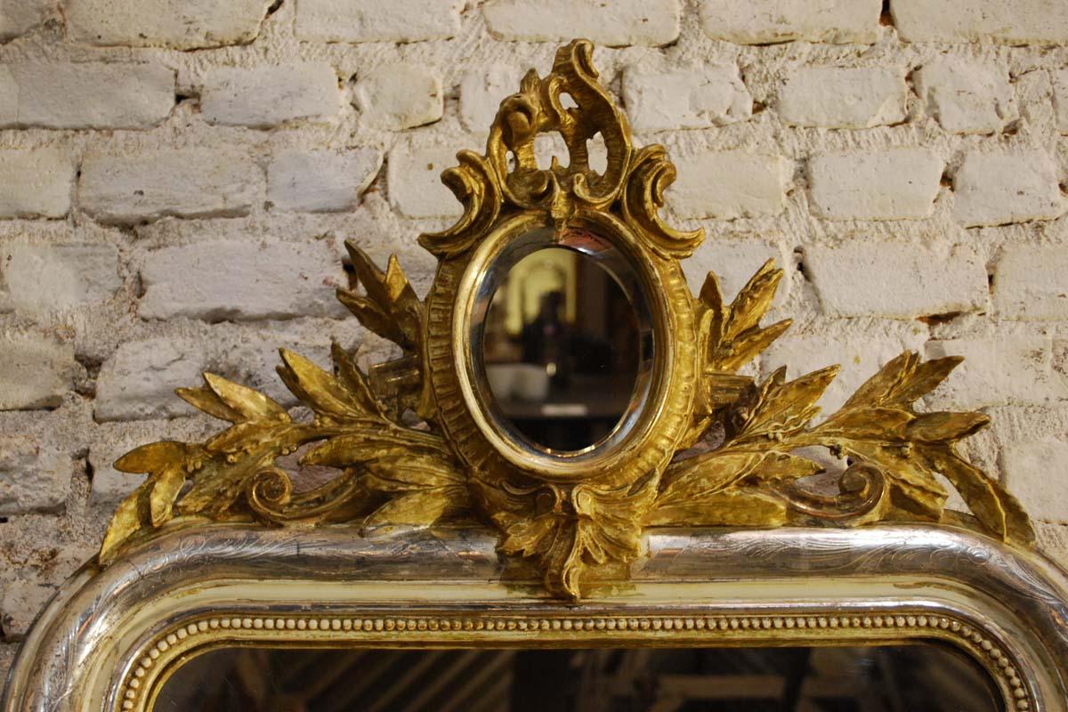 20th Century French Silver Leaf Gilt Mirror and Crest with Oval Mirror In Good Condition In Casteren, NL