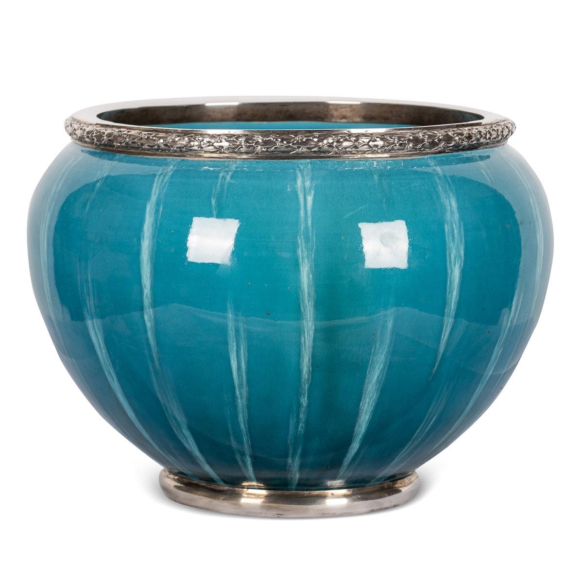 Antique cachepot in ceramica con smalto flambe' montato in argento massiccio dell'inizio del XX secolo. Il bordo e il piede circolare sono montati in argento massiccio con un disegno di foglie d'alloro, montato con una bella ceramica con smalto