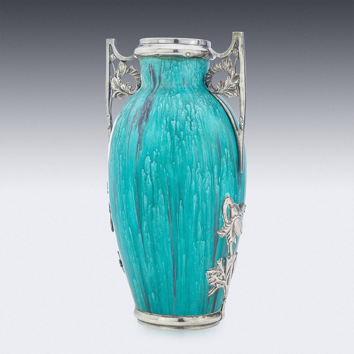 Jarrón francés del siglo XX de cerámica esmaltada flambé montado en plata, el cuello y el pie circular están montados con monturas de plata maciza con decoración Art Nouveau de asas perfiladas y flores, montado con una preciosa cerámica esmaltada