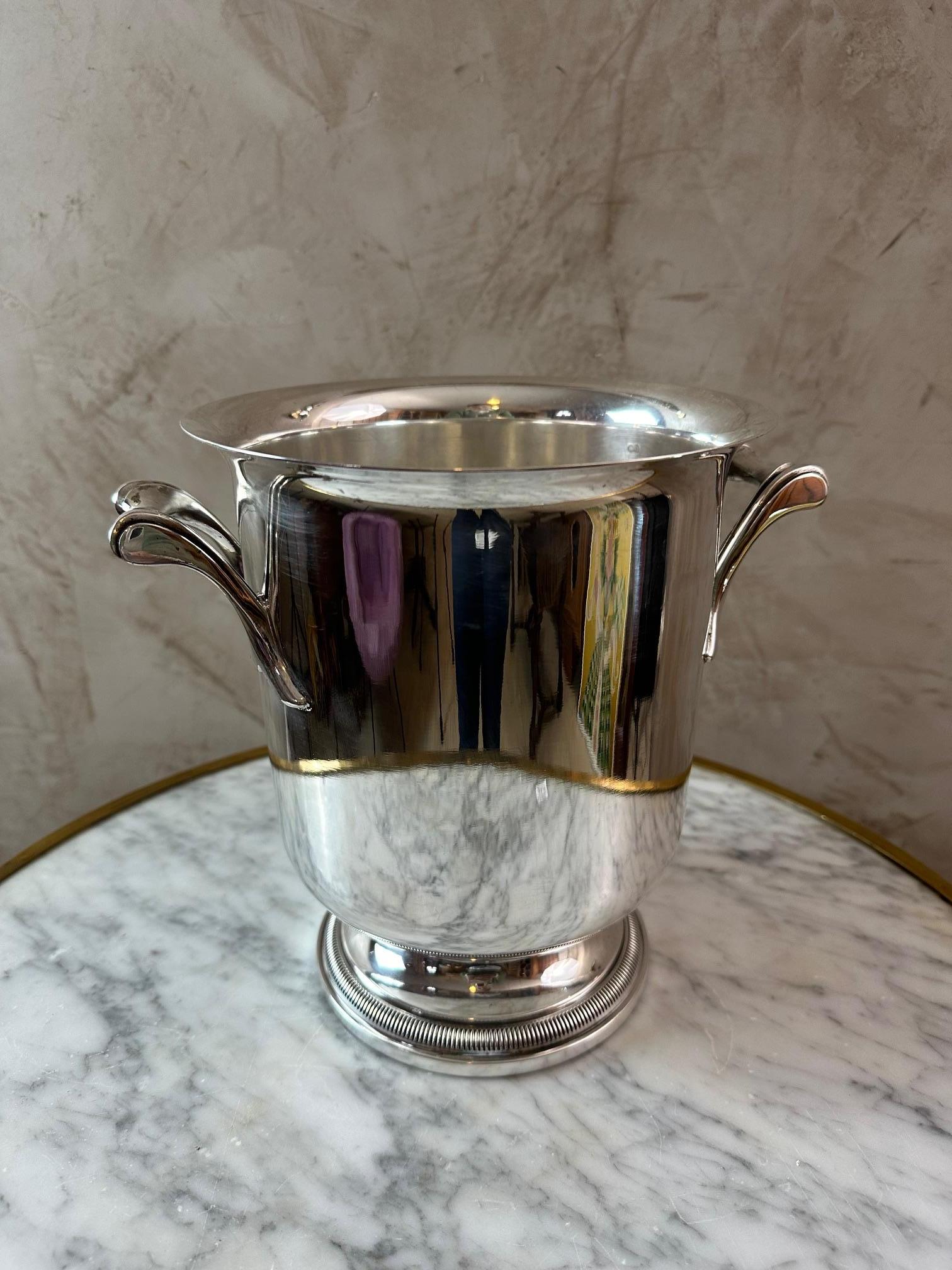 Sehr schöner versilberter Sektkübel aus Metall aus den 1940er Jahren in Form einer Medici-Vase.
Sehr guter Zustand. Zwei Griffe.
Für Liebhaber von Tafelgeschirr.
