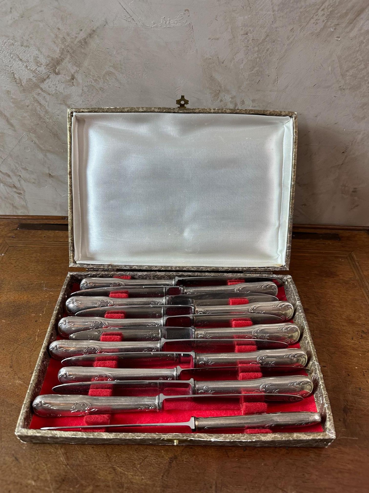 Muy bonita caja de 12 cuchillos para queso plateados con hojas de acero inoxidable de los años 50.
Bonita decoración de follaje en el mango. Buena calidad y buen estado.
Para los amantes de la vajilla.