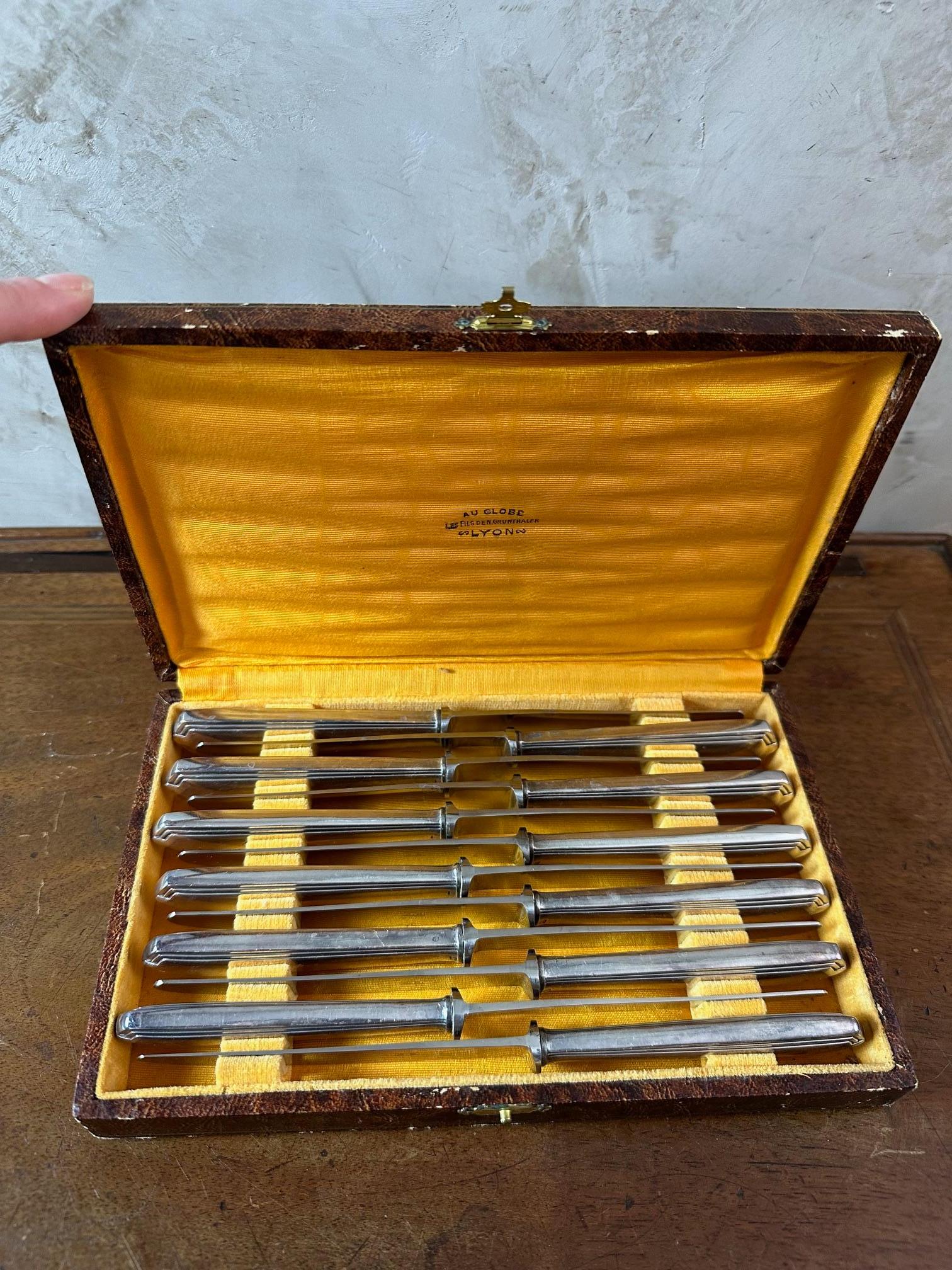 Box of 12 silver-plated metal knives with stainless steel blades dating from the 50s.
Pretty model. Very good condition. Comes from a Lyon store.
For lovers of tableware.