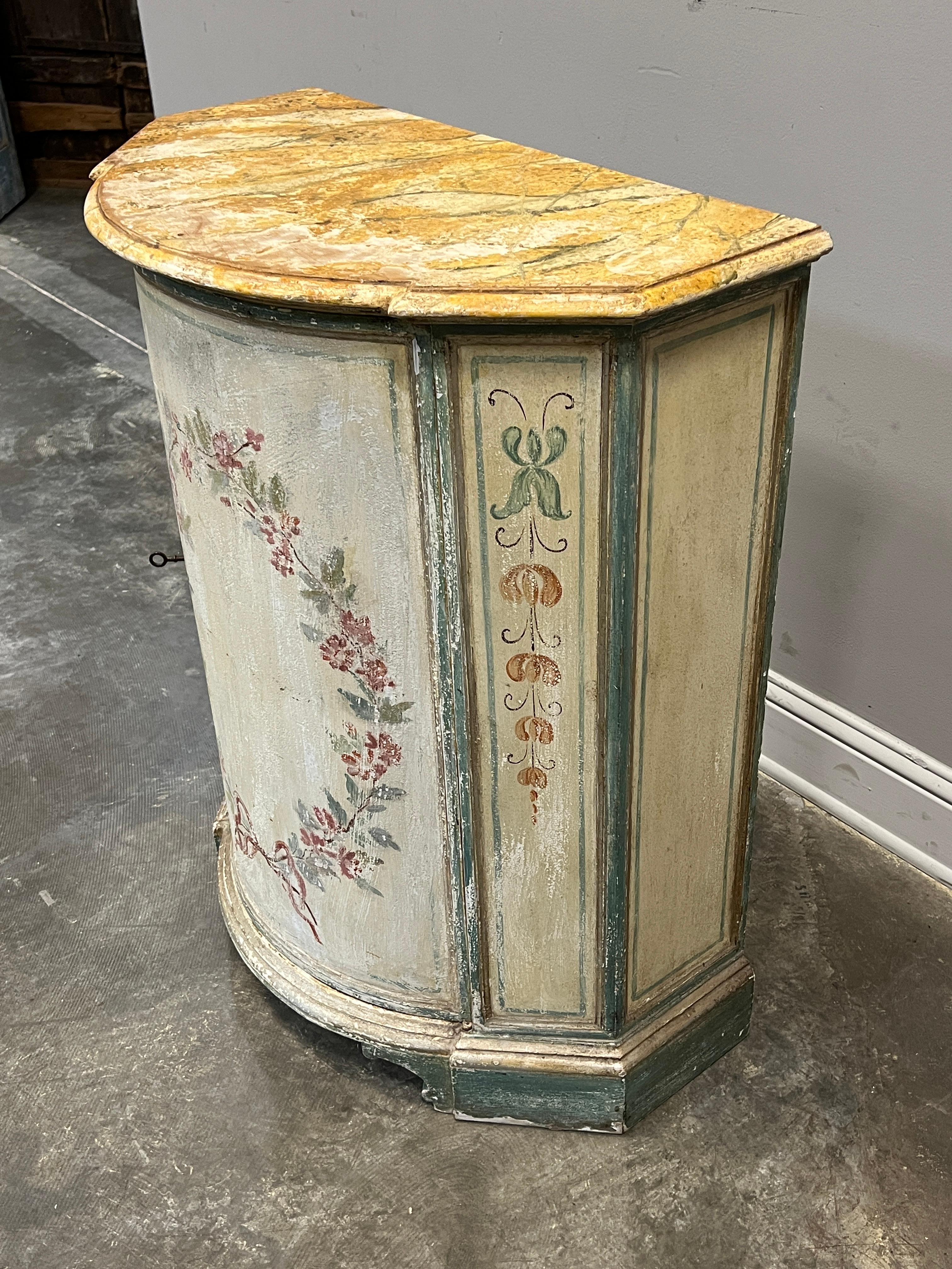 Armadio francese a un'anta dipinto a mano del XX secolo con piano in faux bois dipinto. Disegno pittorico indicativo dello stile Luigi XVI. Ottimo mobile per un eventuale lavandino in un bagno di servizio con un unico ripiano e una chiave
