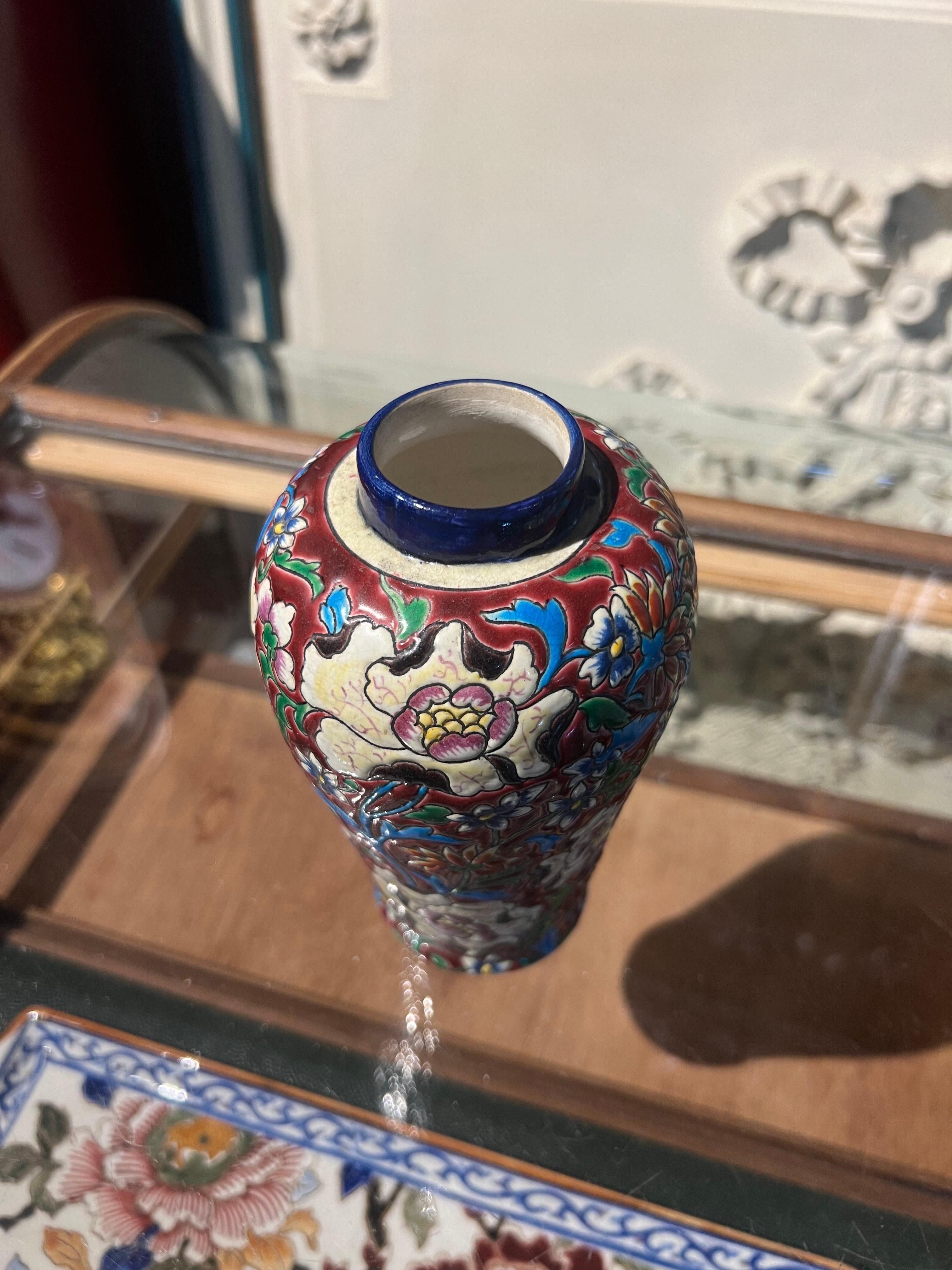 20. Jahrhundert Französisch Kleine Hand Made Keramik Bunte Blumen Langwy gestempelt Vase (Handgeschnitzt) im Angebot
