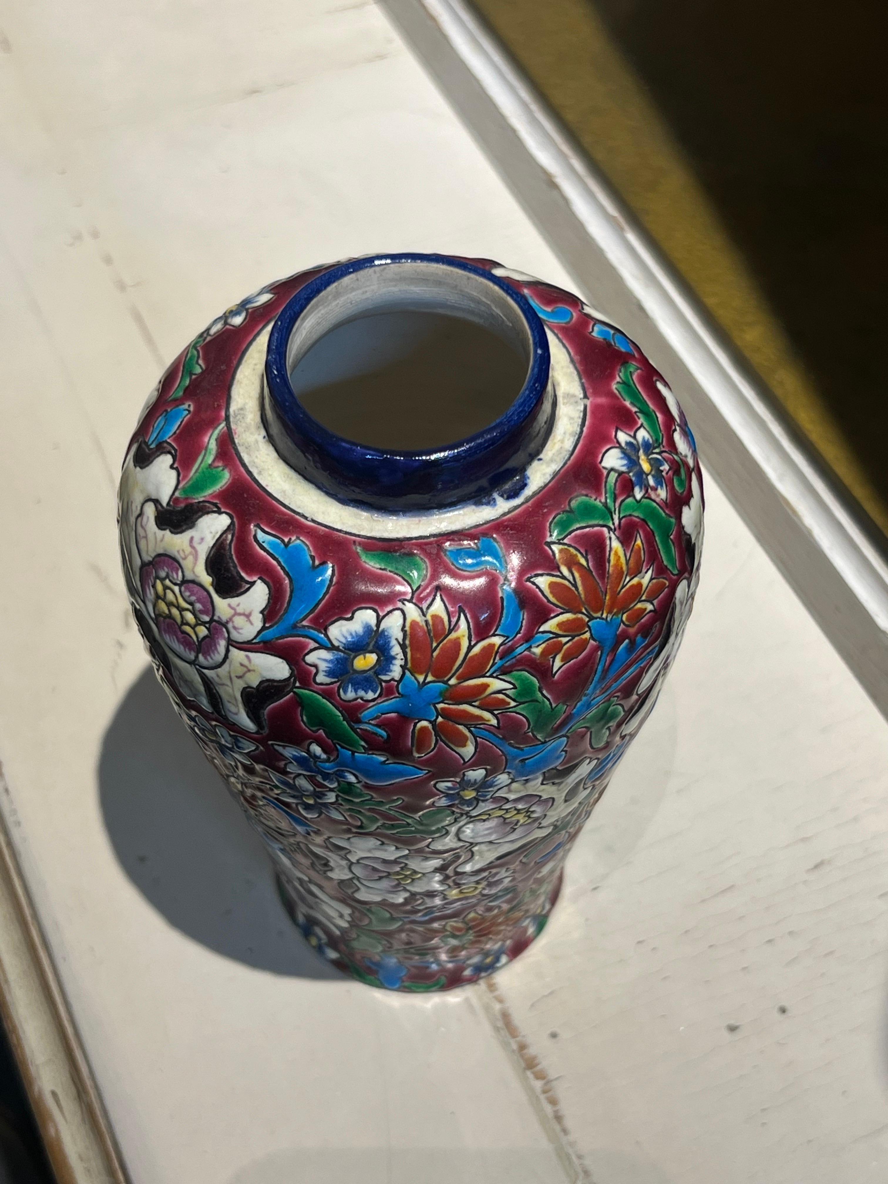 20. Jahrhundert Französisch Kleine Hand Made Keramik Bunte Blumen Langwy gestempelt Vase im Zustand „Gut“ im Angebot in Sofia, BG