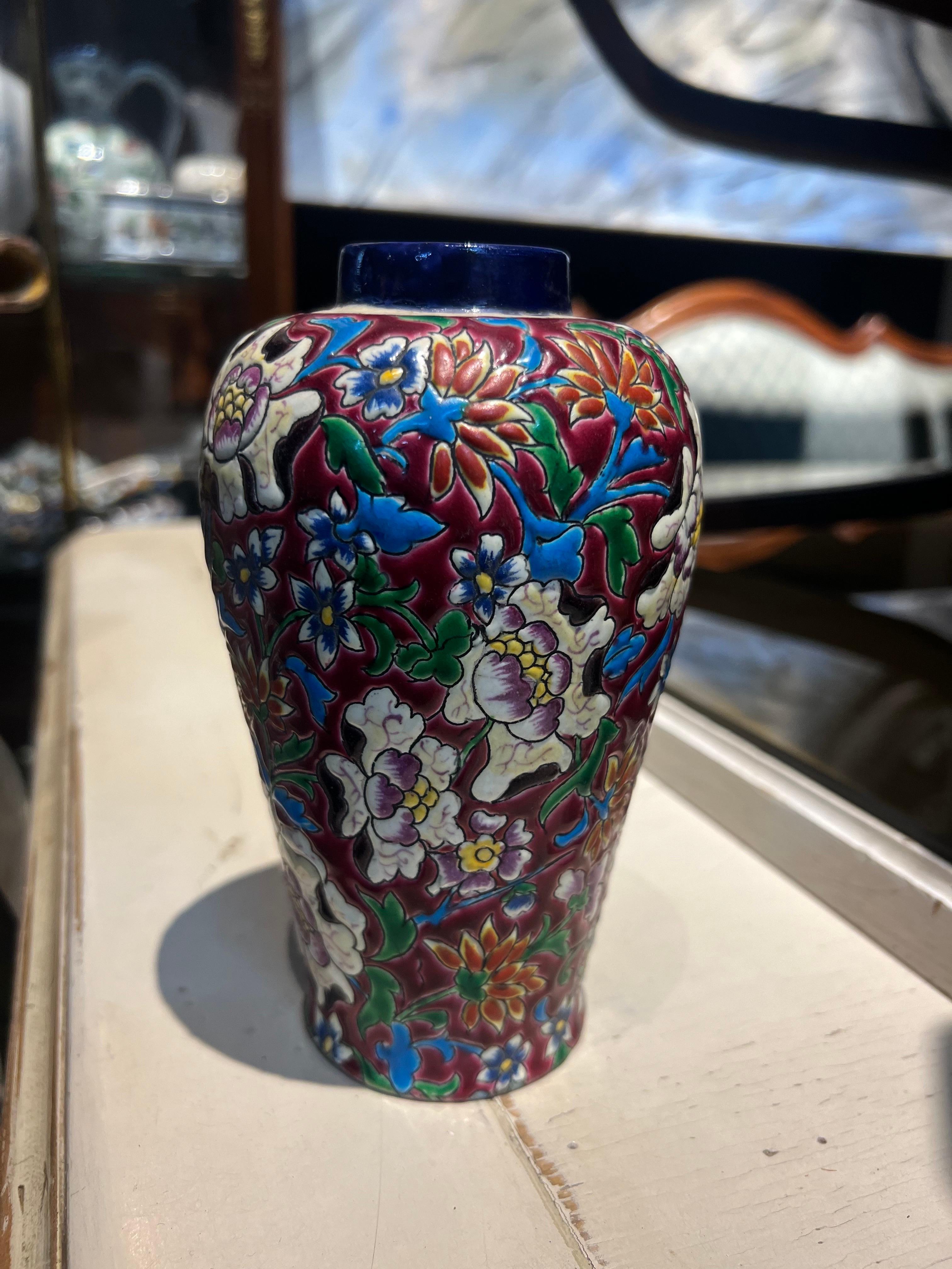 20. Jahrhundert Französisch Kleine Hand Made Keramik Bunte Blumen Langwy gestempelt Vase im Angebot 2