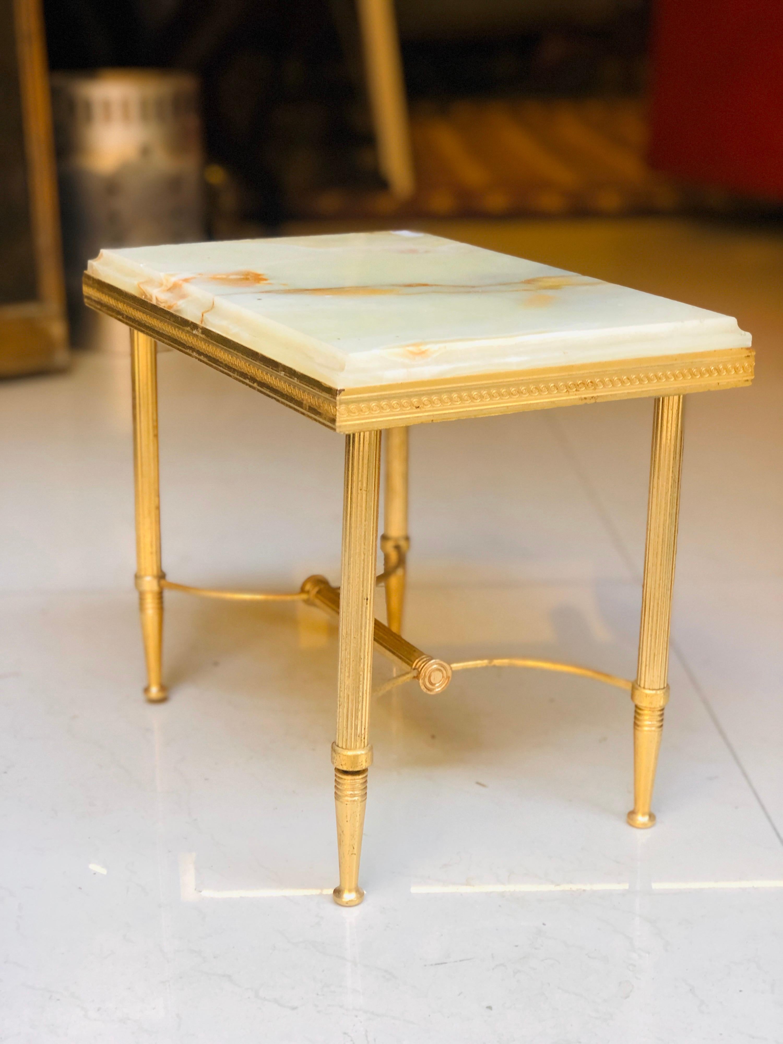 Français petite table à plateau en marbre du 20ème siècle:: reposant sur des pieds croisés en laiton en vente