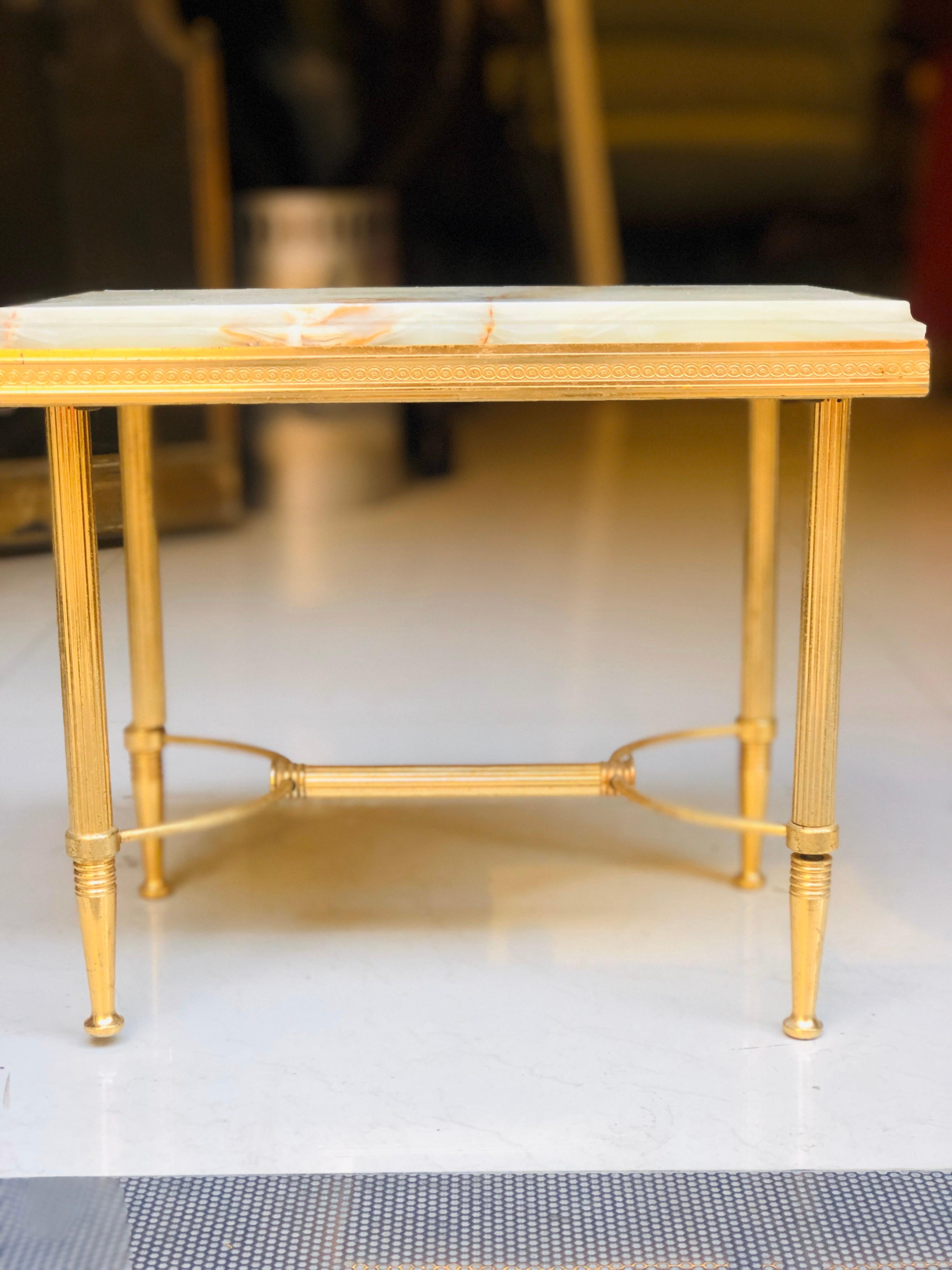 20ième siècle petite table à plateau en marbre du 20ème siècle:: reposant sur des pieds croisés en laiton en vente