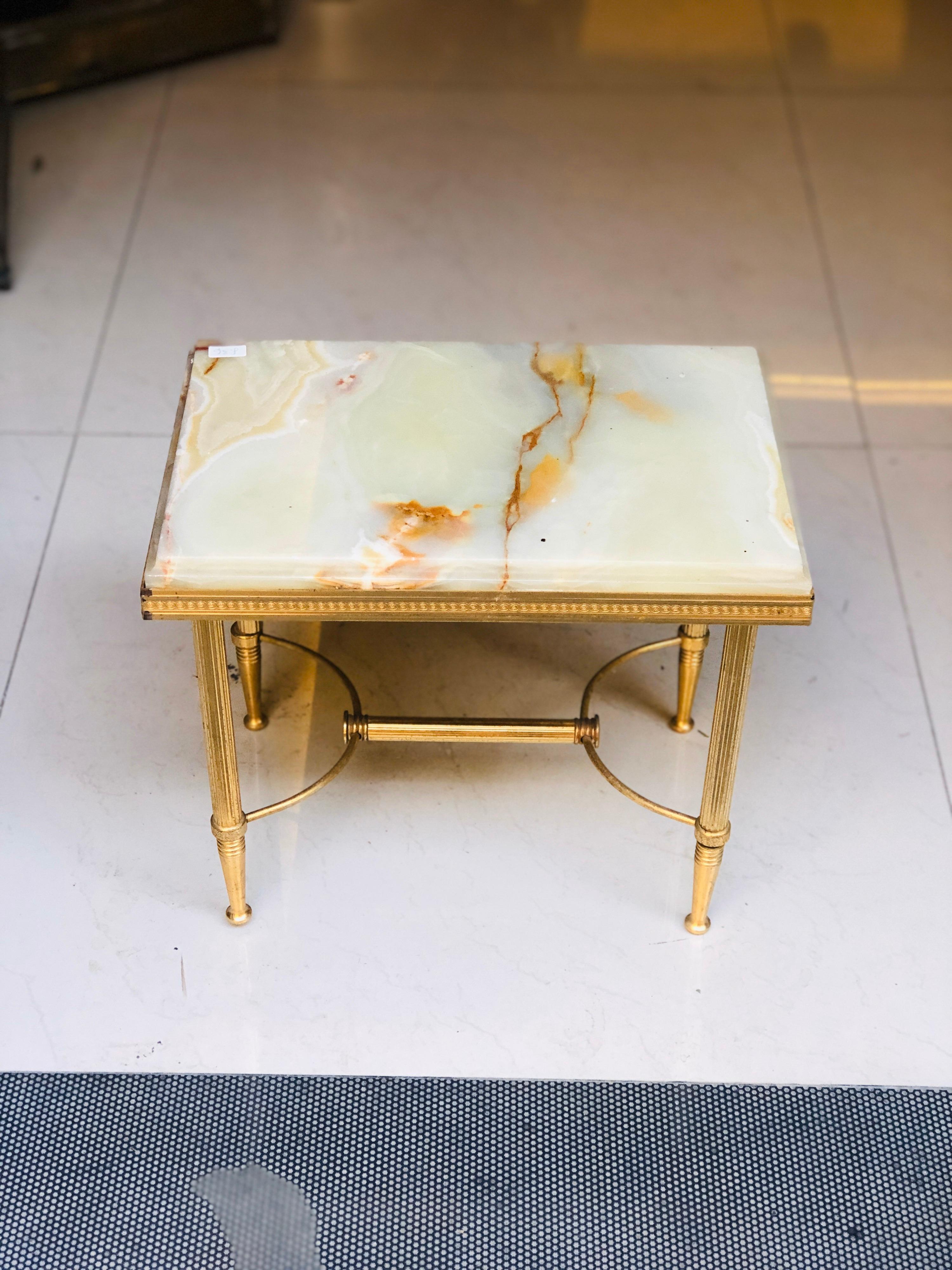 Laiton petite table à plateau en marbre du 20ème siècle:: reposant sur des pieds croisés en laiton en vente