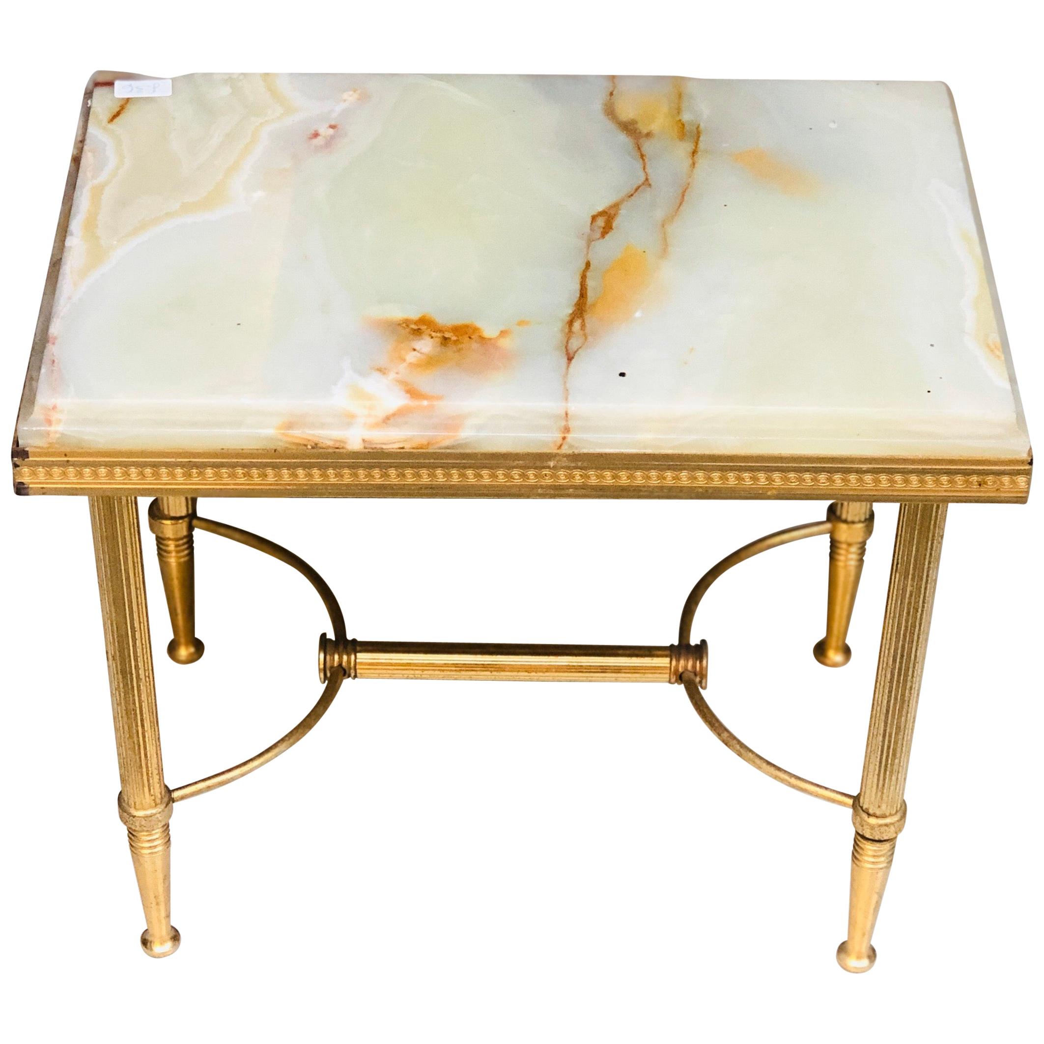 petite table à plateau en marbre du 20ème siècle:: reposant sur des pieds croisés en laiton en vente