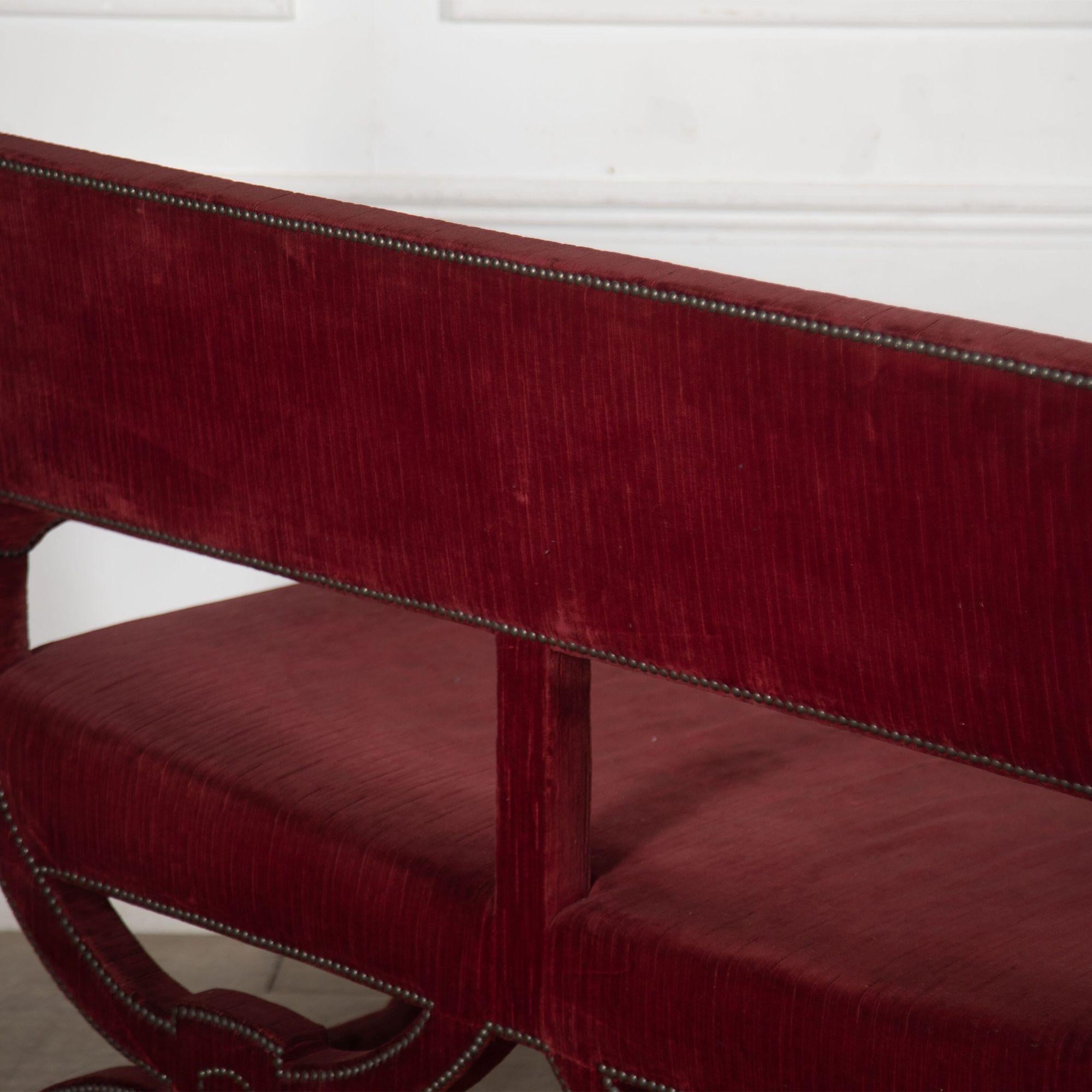Canapé en velours rouge français du 20ème siècle dans son tissu d'origine. 
Circa 1900. 