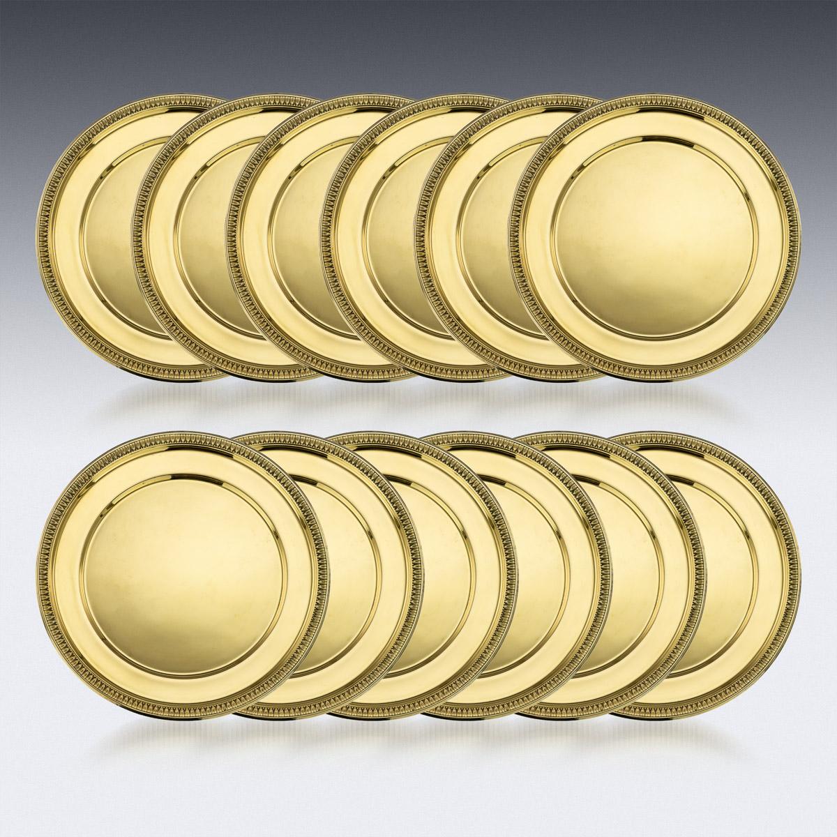 Service important de 12 assiettes à dîner, chacune de forme circulaire, richement dorée, la bordure est gravée d'un bandeau de feuilles de laurier, design très simple et élégant. Chaque pièce est poinçonnée en argent français (950), Paris, année