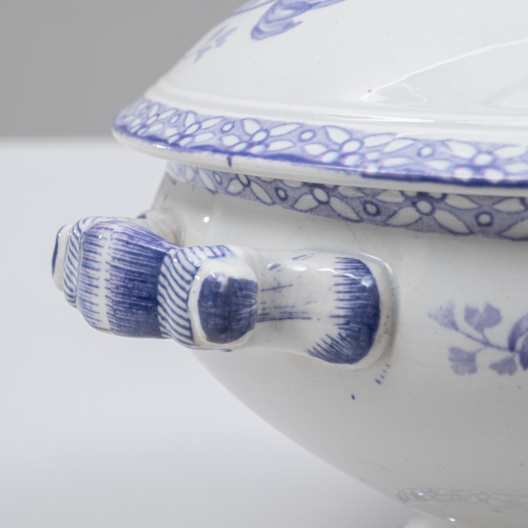 Soupière en porcelaine avec couvercle, édition spéciale française du 20e siècle en vente 4