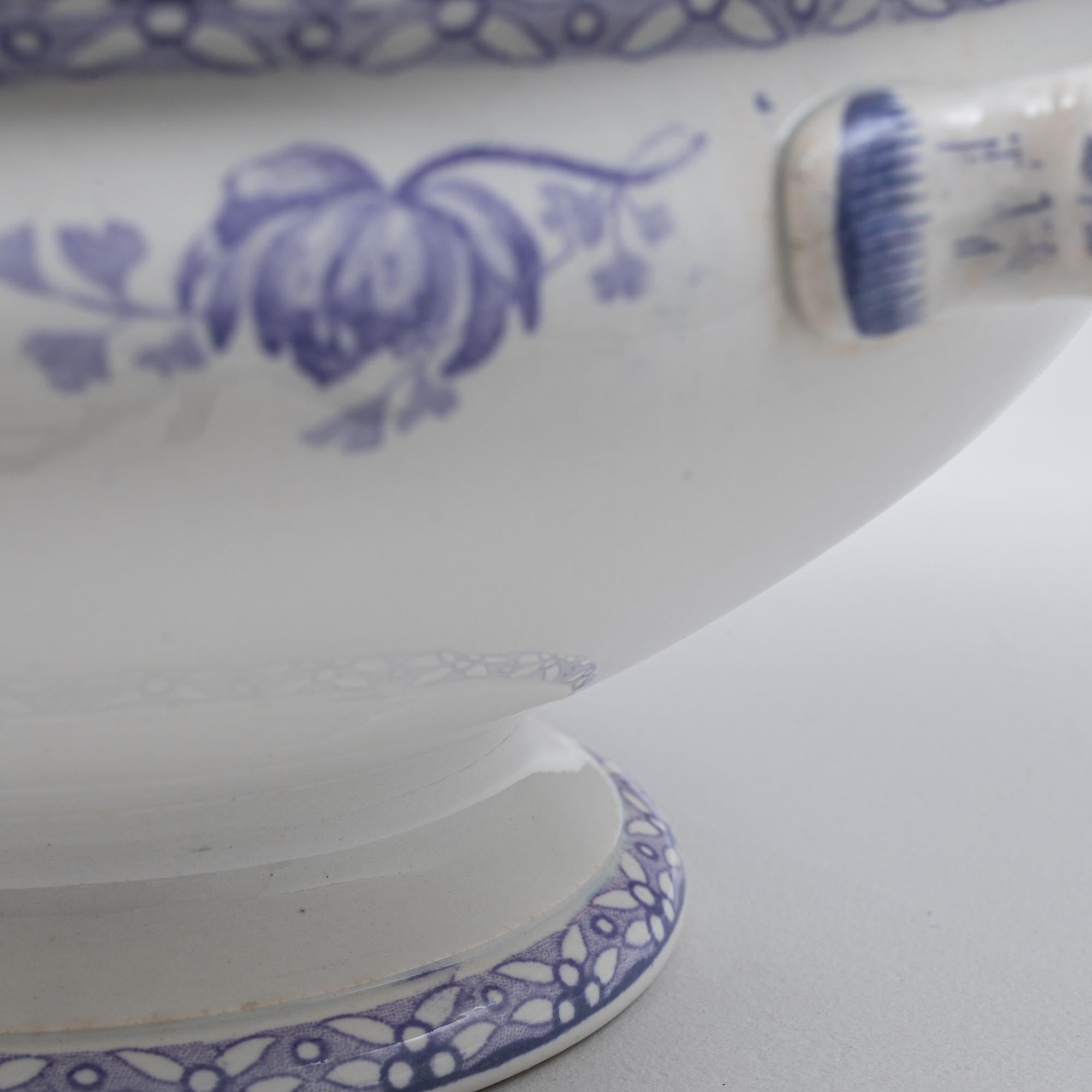 Soupière en porcelaine avec couvercle, édition spéciale française du 20e siècle en vente 5