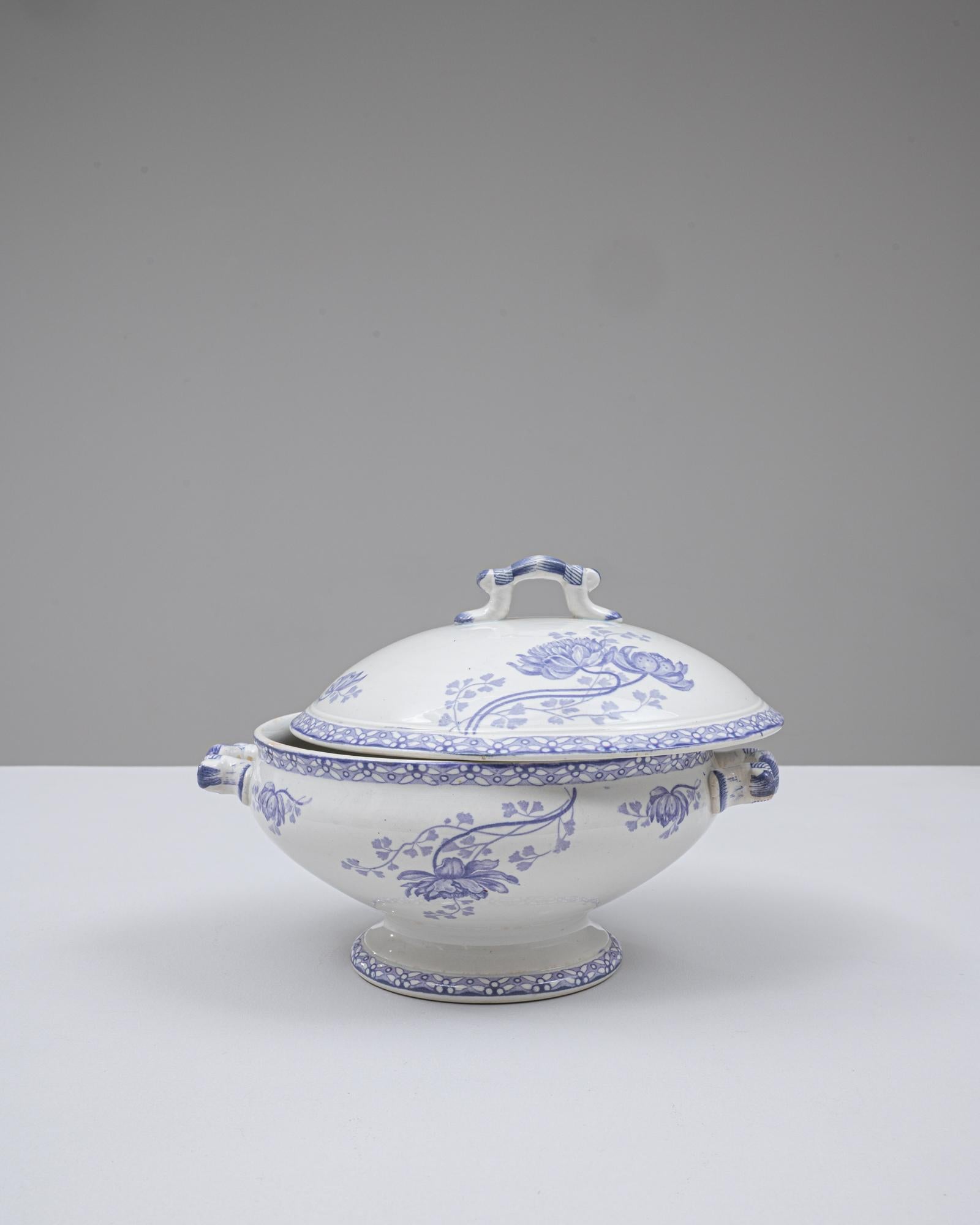 Français Soupière en porcelaine avec couvercle, édition spéciale française du 20e siècle en vente