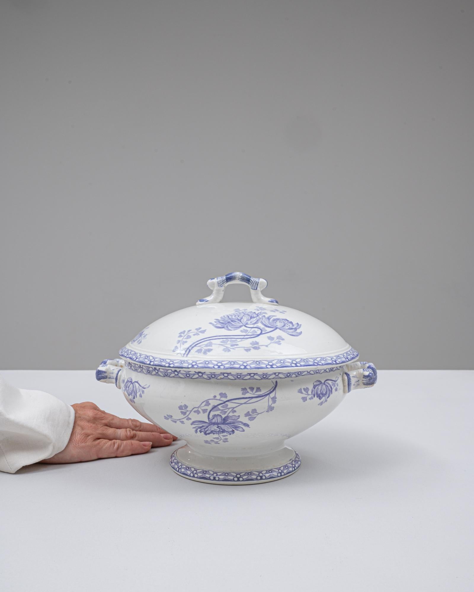 Soupière en porcelaine avec couvercle, édition spéciale française du 20e siècle Bon état - En vente à High Point, NC