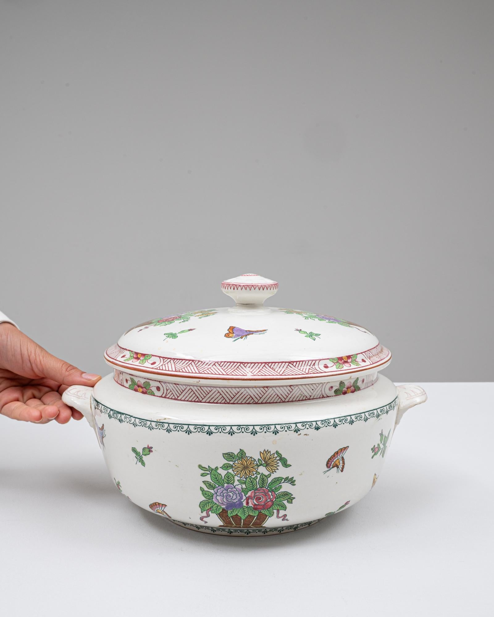 Soupière en porcelaine avec couvercle, édition spéciale française du 20e siècle Bon état - En vente à High Point, NC