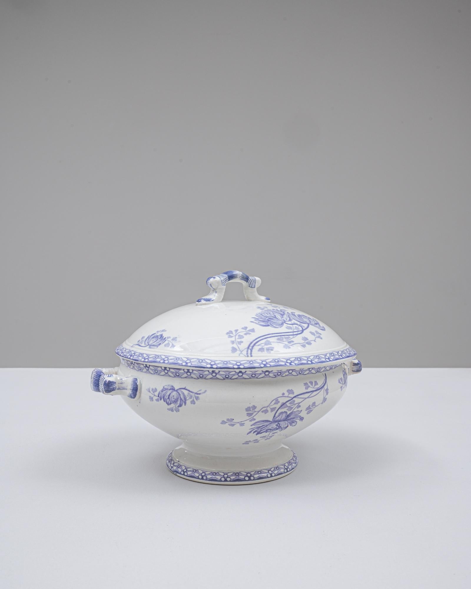 20ième siècle Soupière en porcelaine avec couvercle, édition spéciale française du 20e siècle en vente