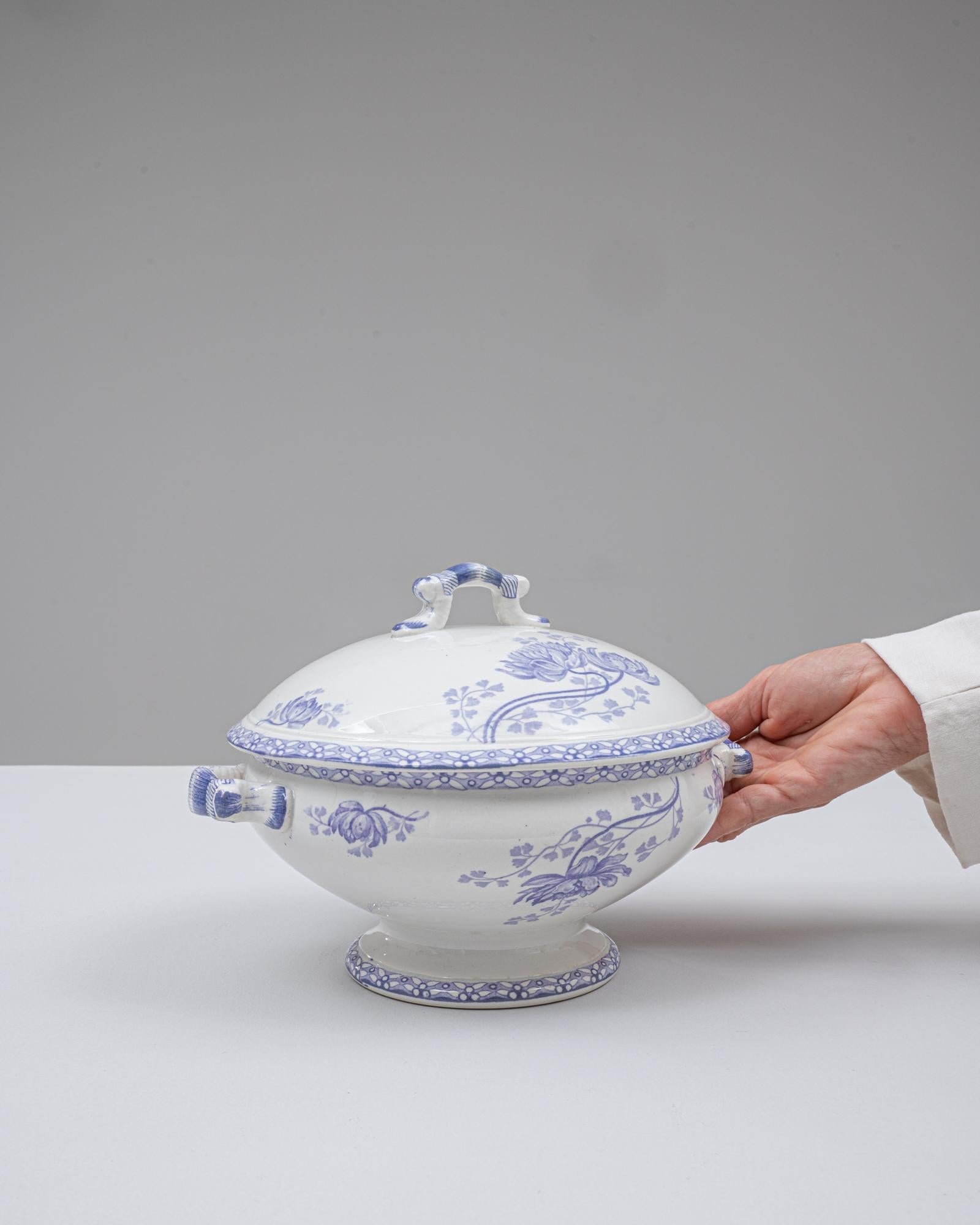 Porcelaine Soupière en porcelaine avec couvercle, édition spéciale française du 20e siècle en vente